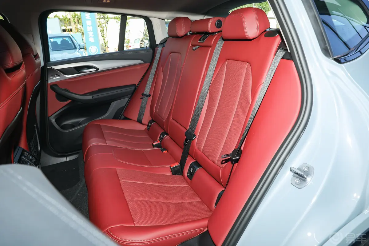 宝马X4xDrive30i M运动套装后排座椅
