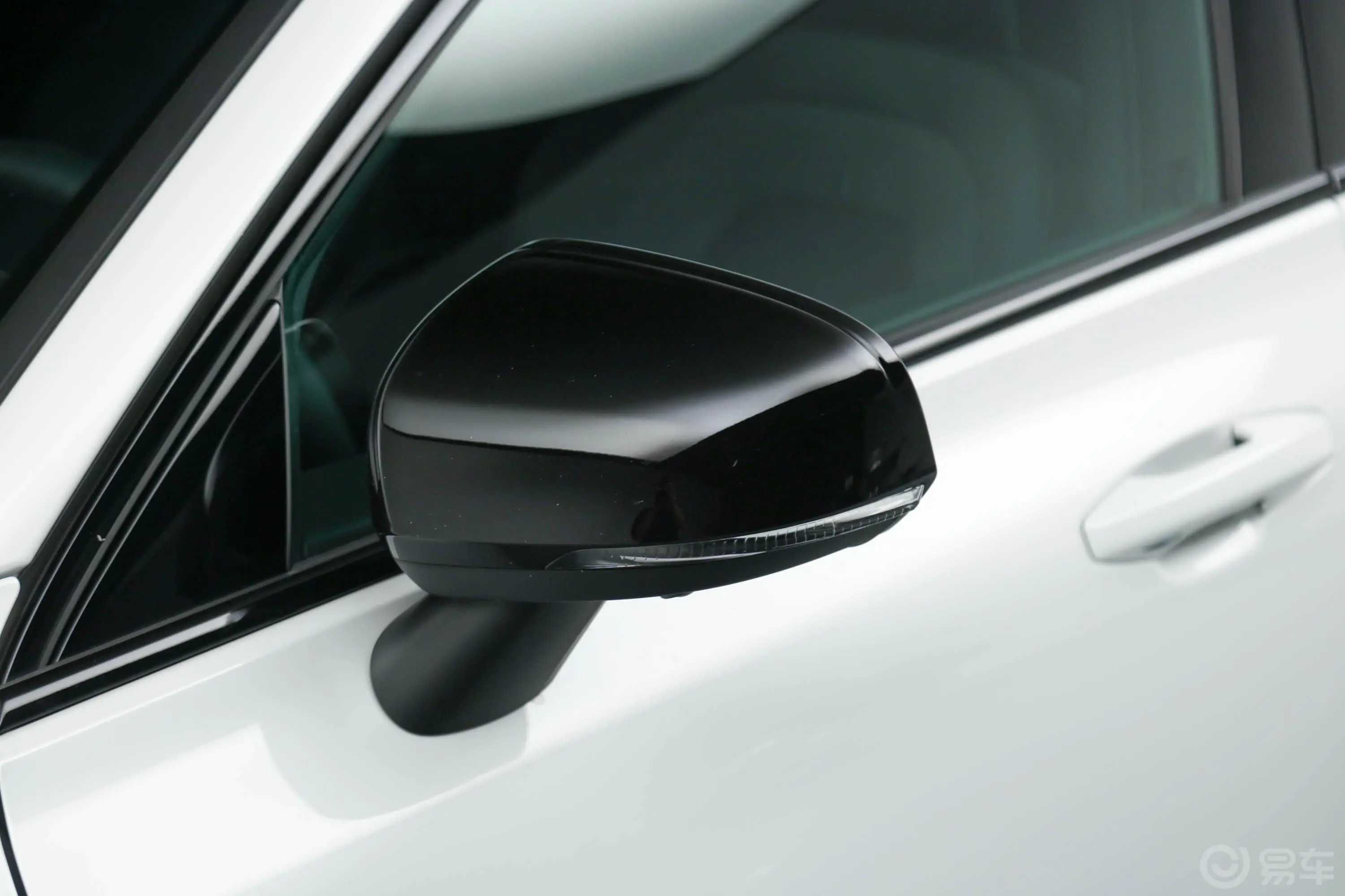 沃尔沃S60新能源改款 T8 四驱智雅运动版主驾驶后视镜背面