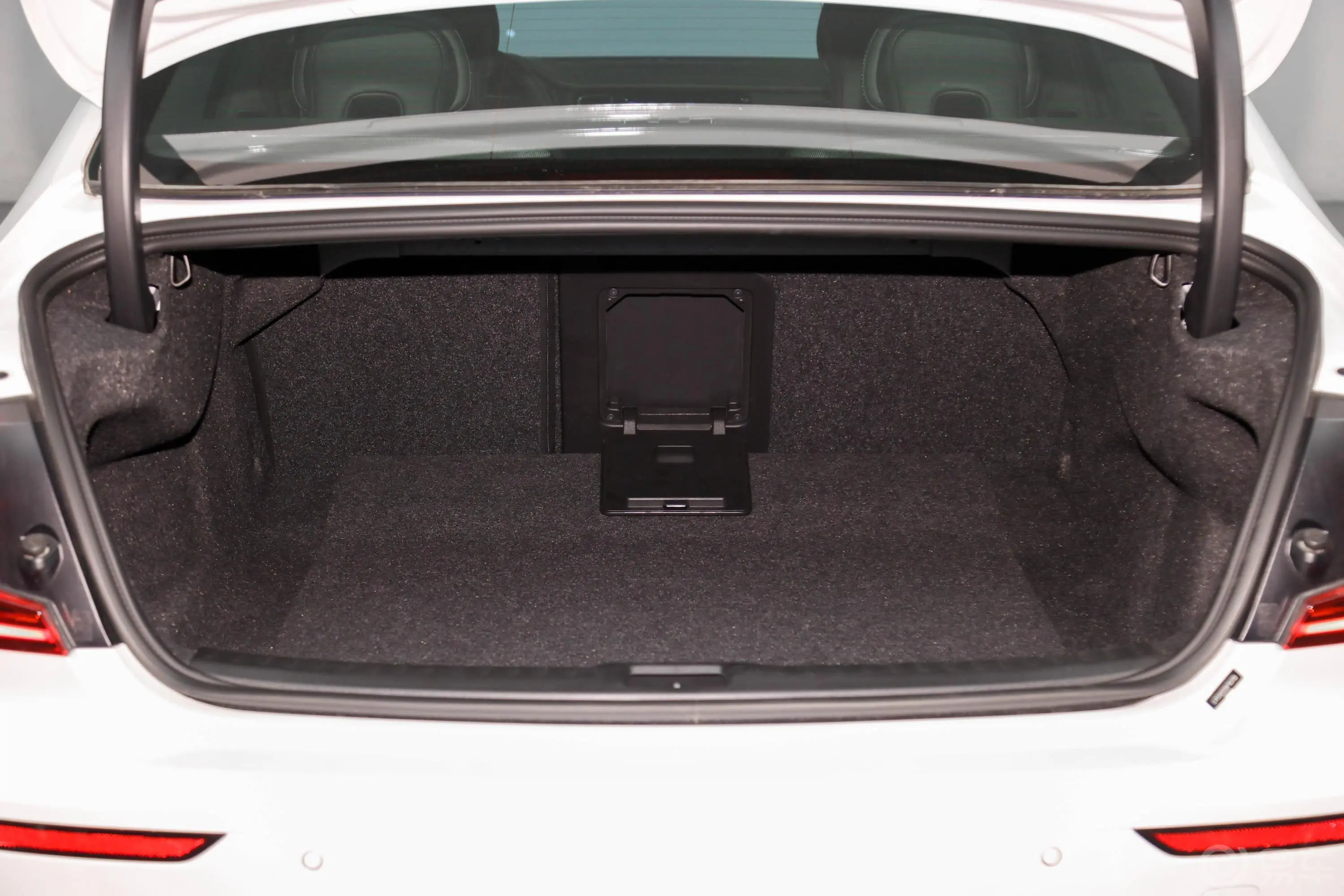 沃尔沃S60 RECHARGE改款 T8 四驱智雅运动版后备厢空间特写