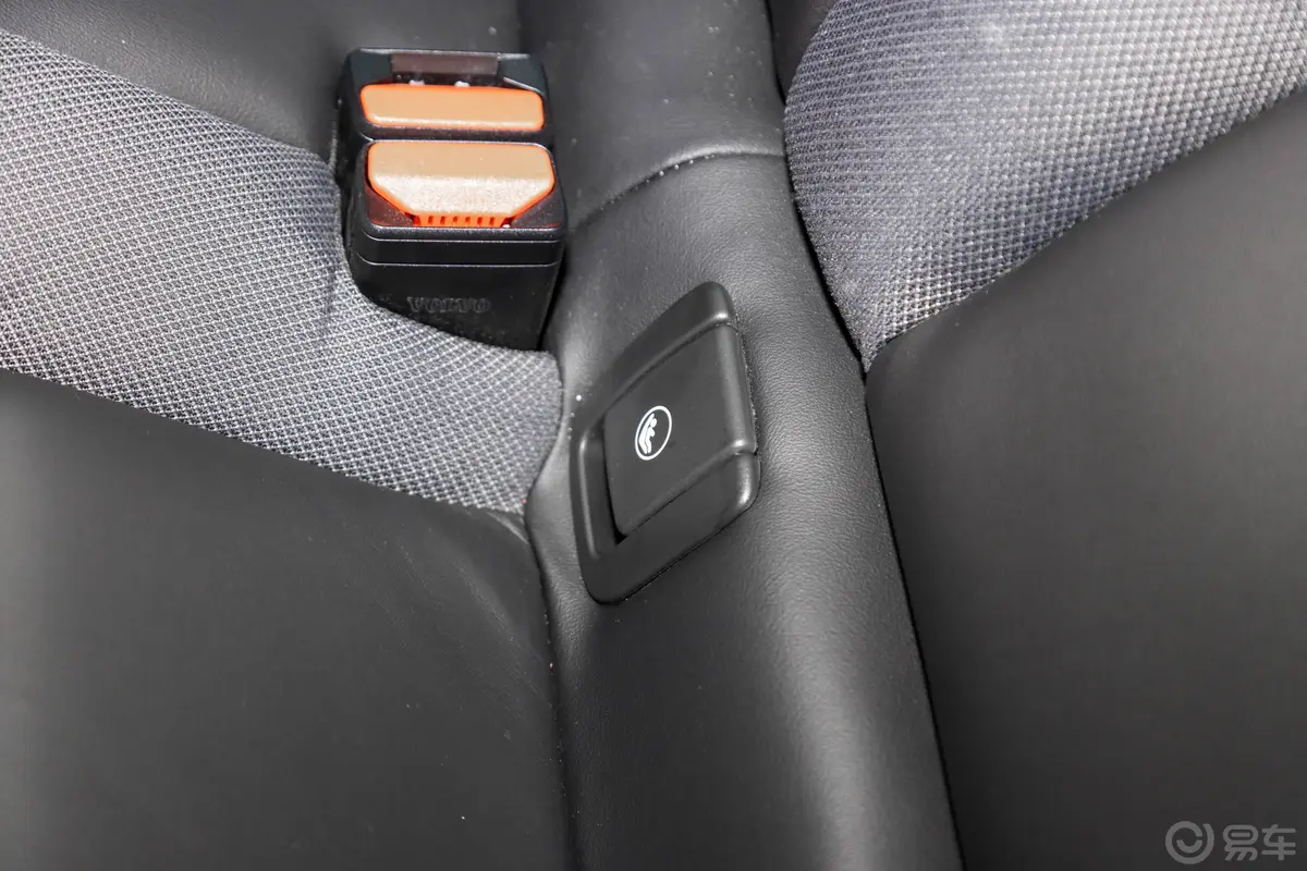 沃尔沃S60新能源改款 T8 四驱智雅运动版儿童座椅接口
