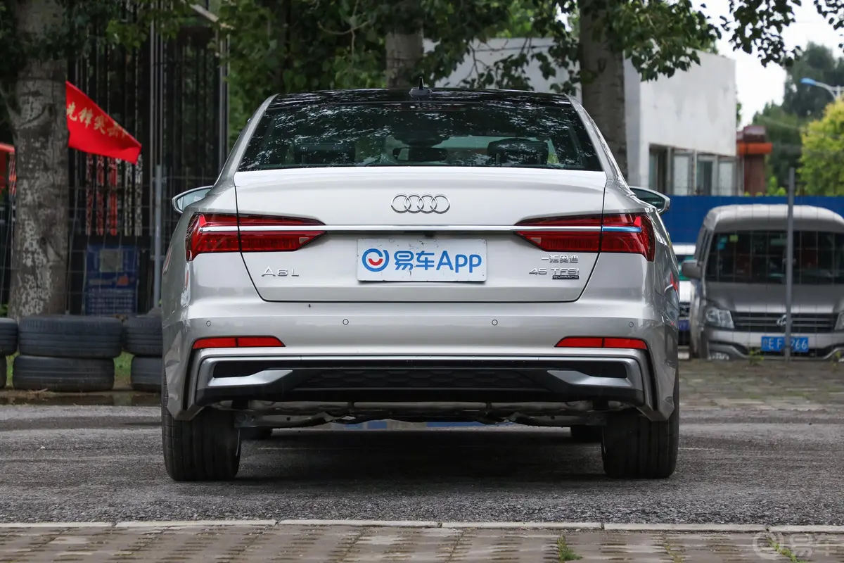 奥迪A6L45 TFSI quattro 臻选动感型正后水平