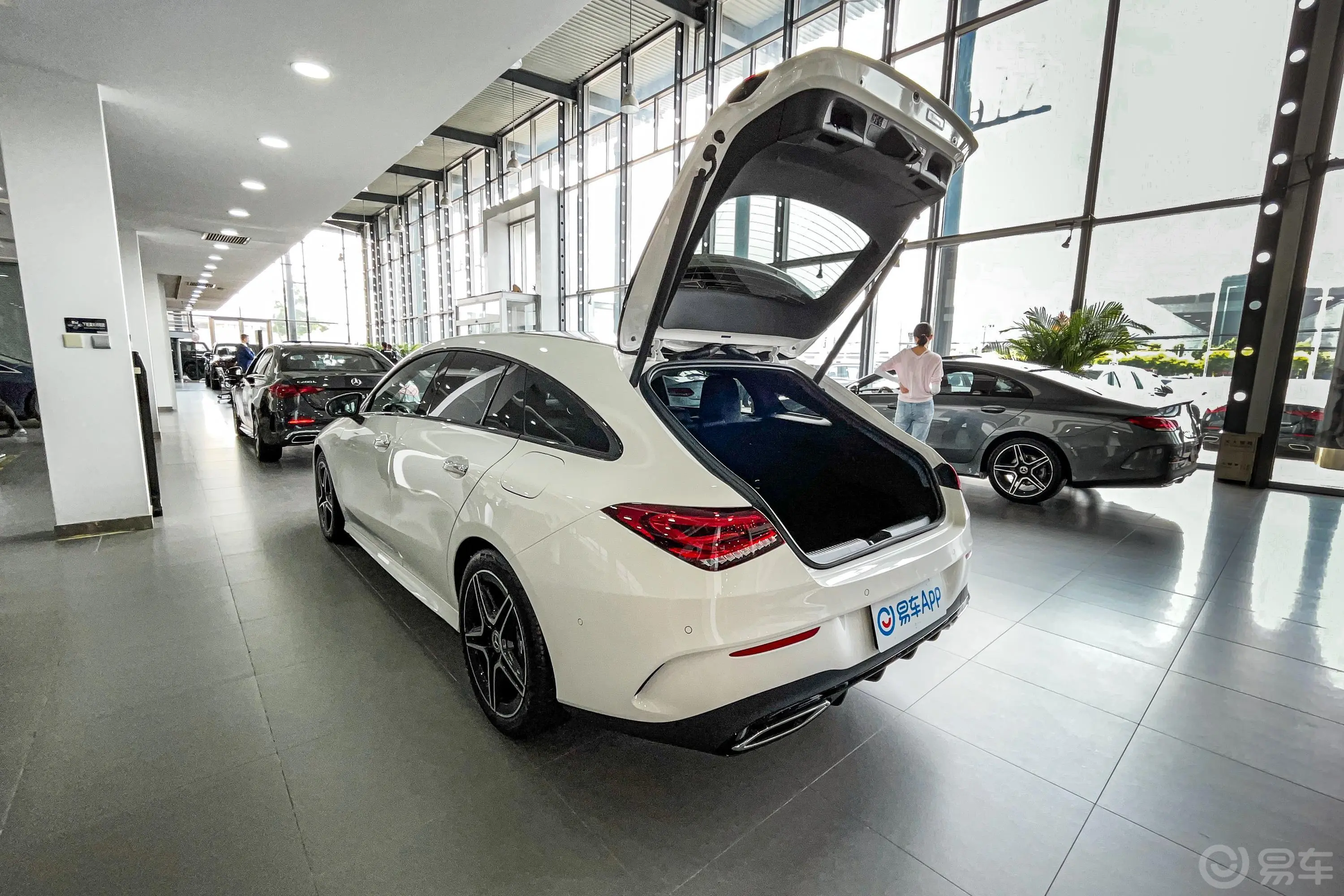 奔驰CLA级改款 CLA 260 4MATIC 五门猎跑车后备厢开启45度侧拍