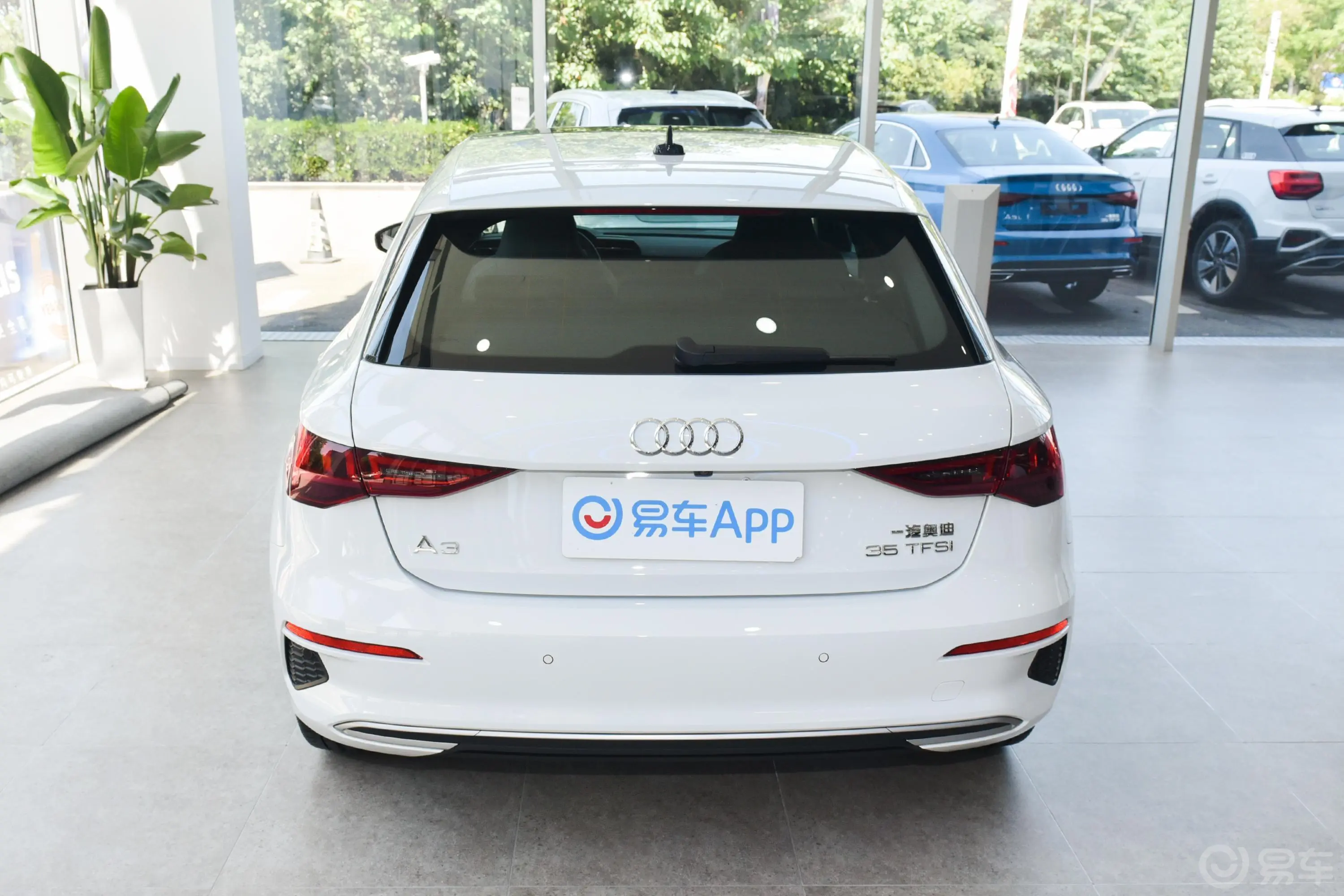 奥迪A3Sportback 35 TFSI 豪华致雅型正后水平