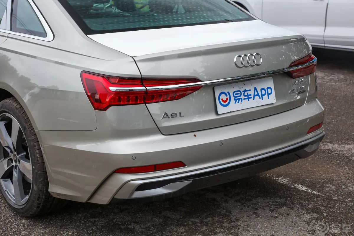 奥迪A6L45 TFSI quattro 臻选动感型车后雷达