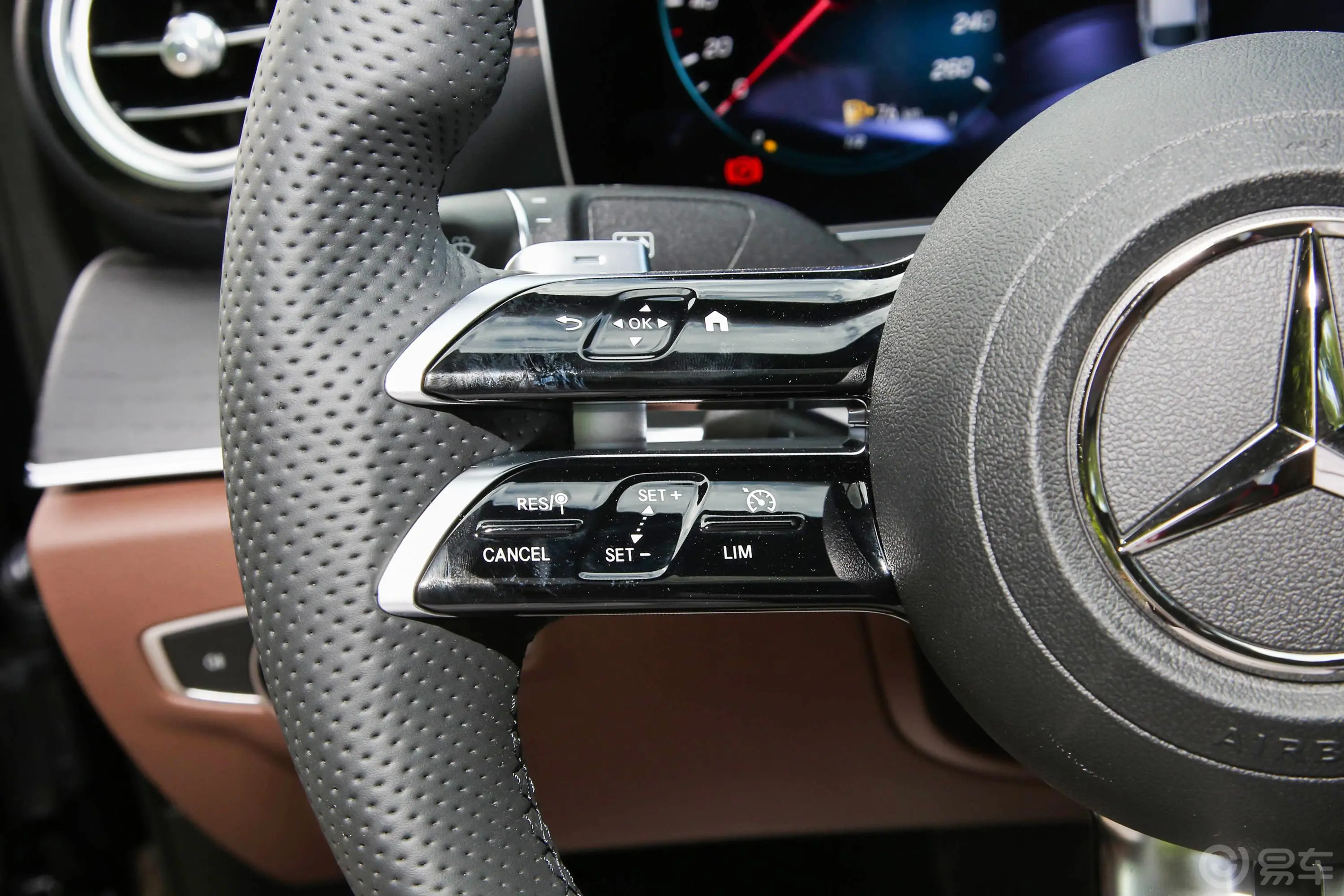 奔驰E级改款三 E 300 L 运动时尚型左侧方向盘功能按键