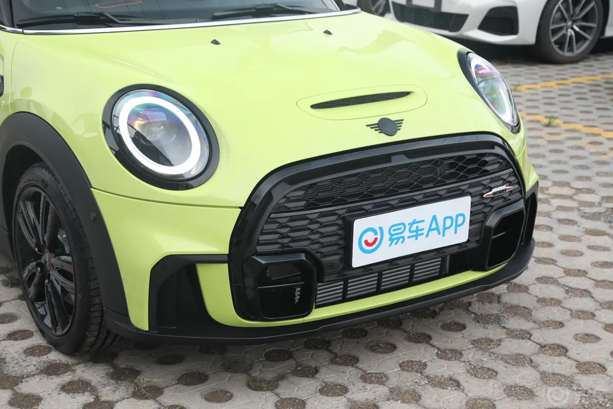 MINI2.0T COOPER S 赛车手前格栅侧俯拍