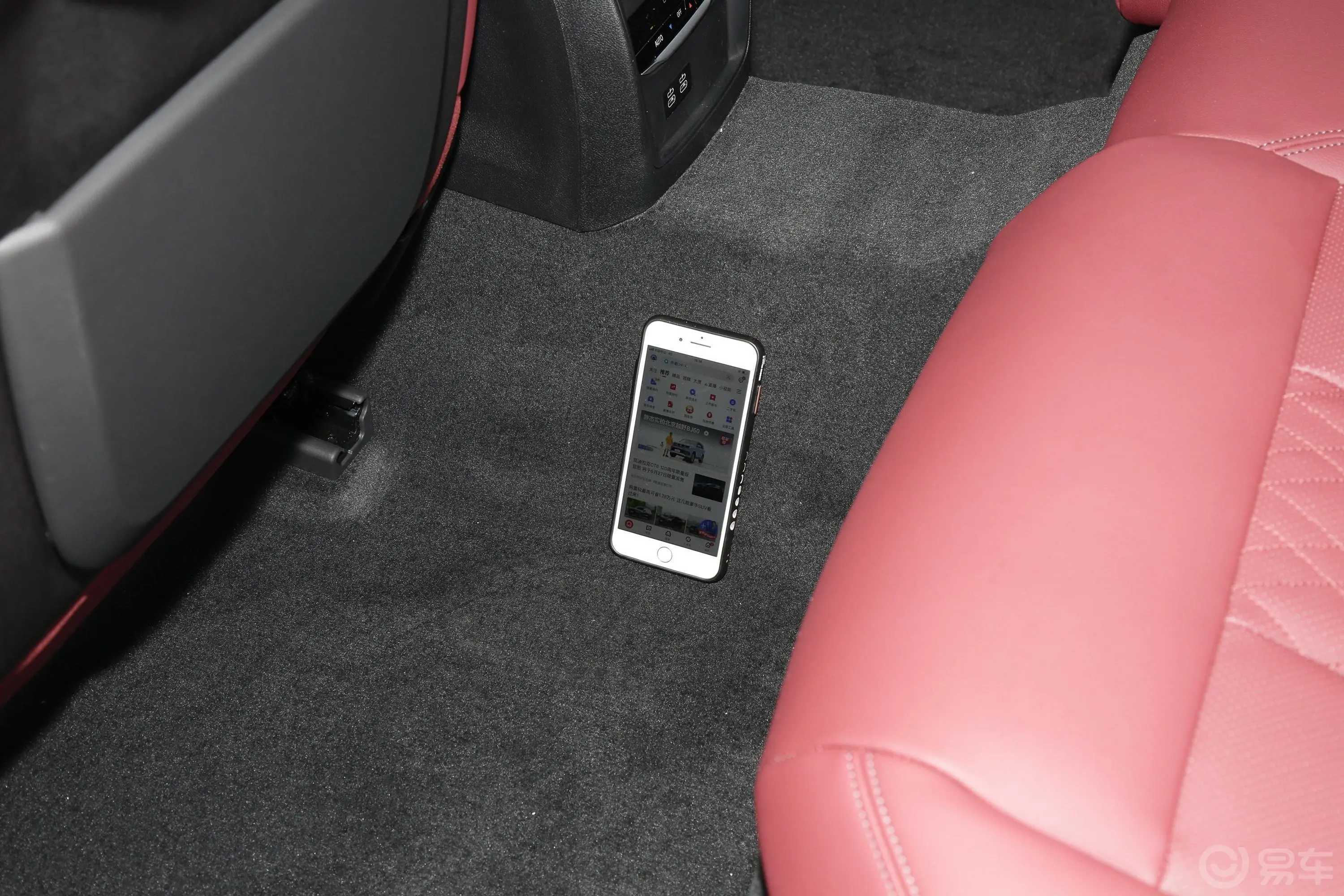 宝马3系改款 330Li xDrive M运动曜夜套装后排地板中间位置