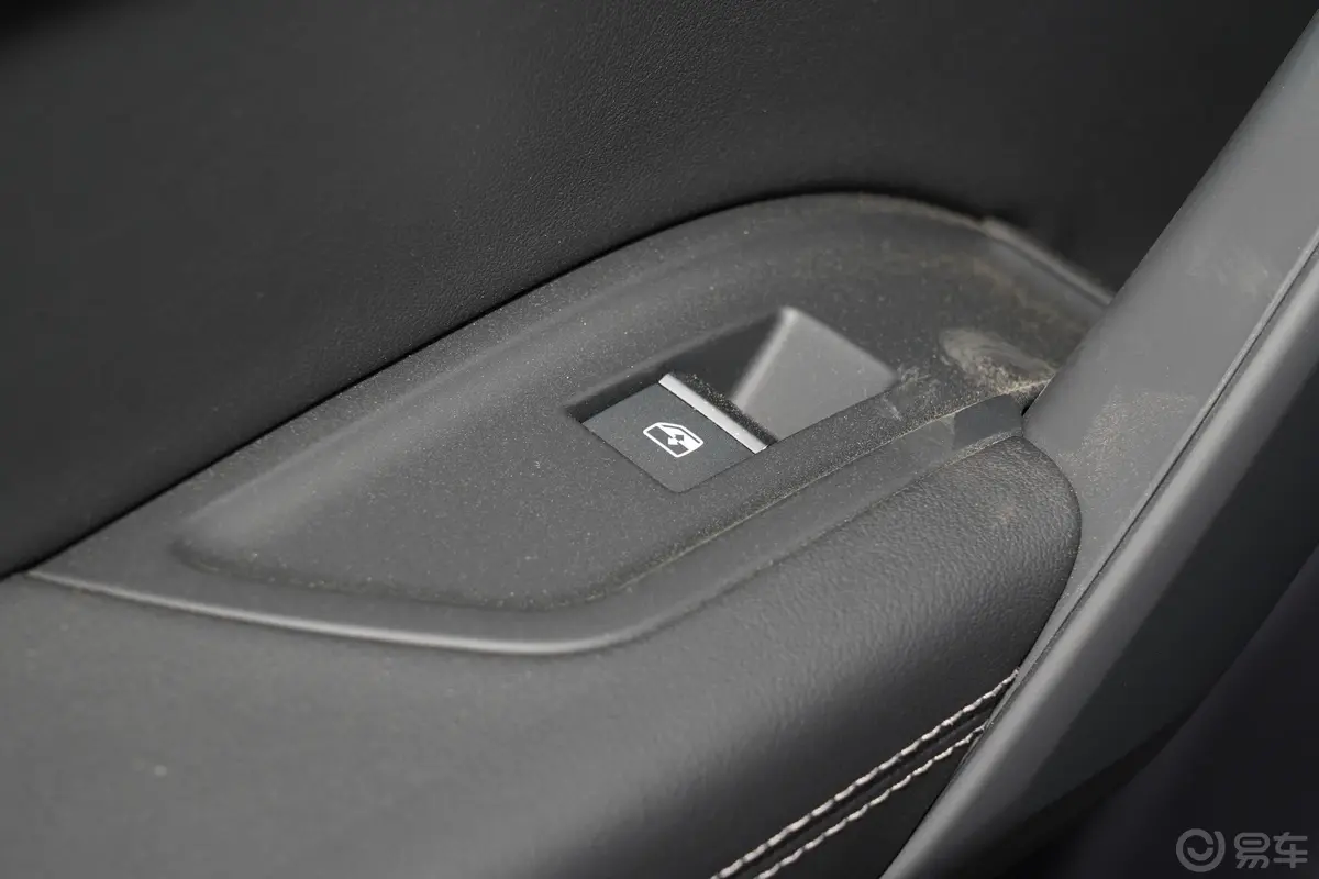 奥迪Q5L改款 45 TFSI 豪华动感型后车窗调节