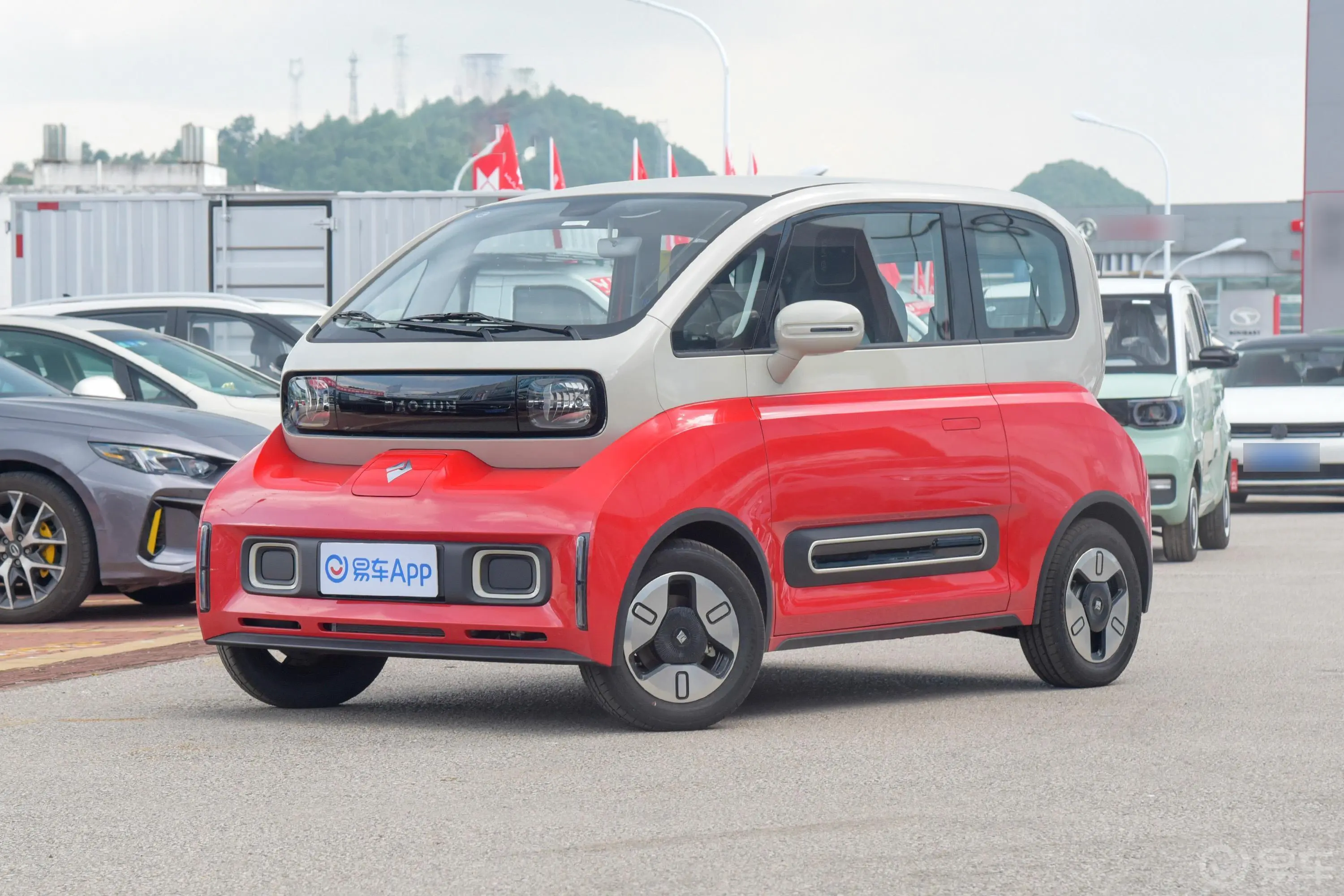 宝骏KiWi EV305km 设计师轻享版 多氟多新能源31.9kWh三元锂侧前45度车头向左水平