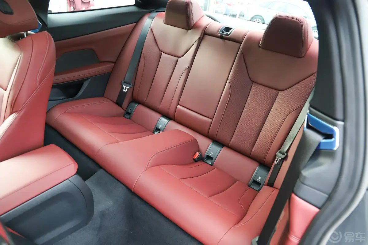 宝马4系改款2 双门轿跑车 430i M运动曜夜套装后备箱内座椅放倒按钮