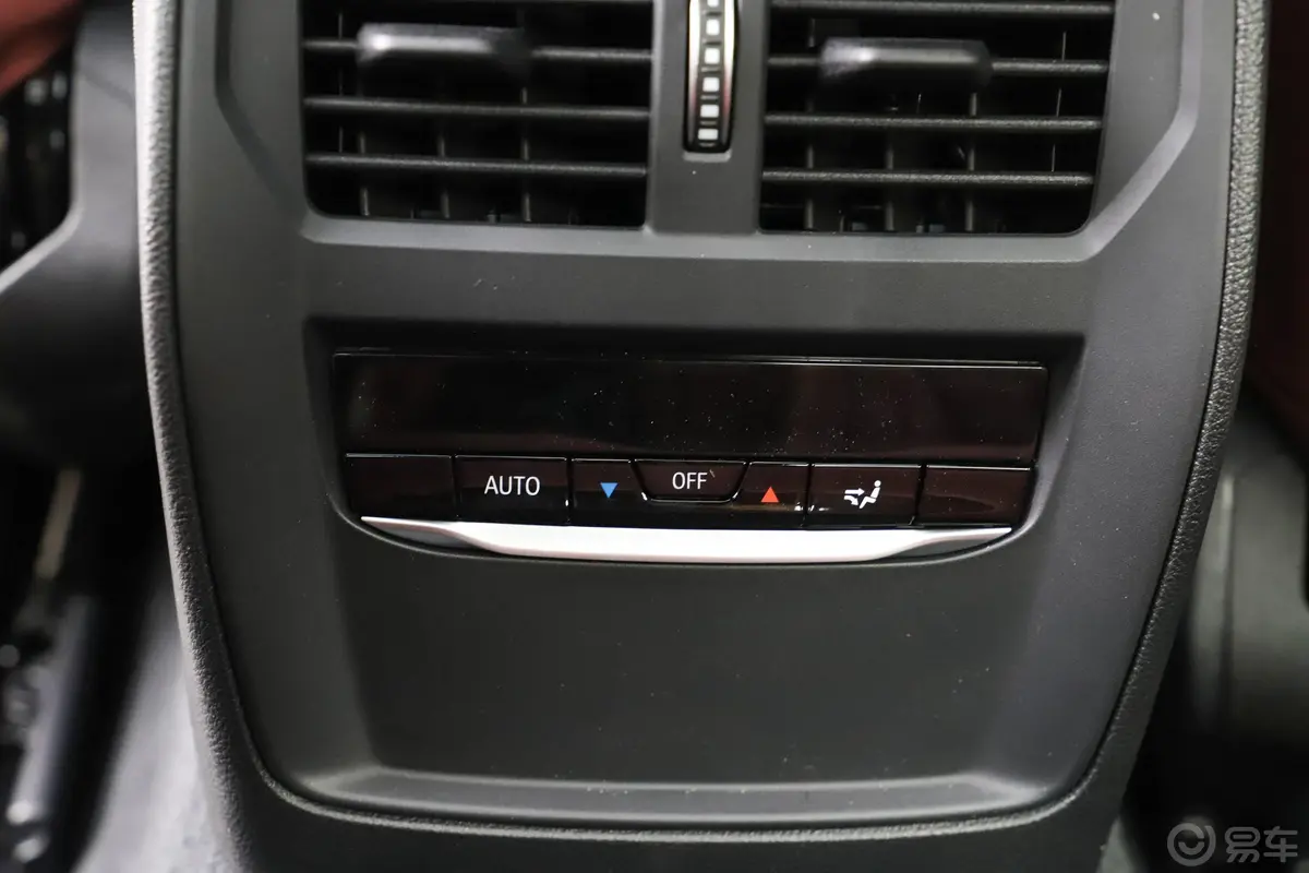 宝马4系改款2 双门轿跑车 430i M运动曜夜套装后排空调控制键