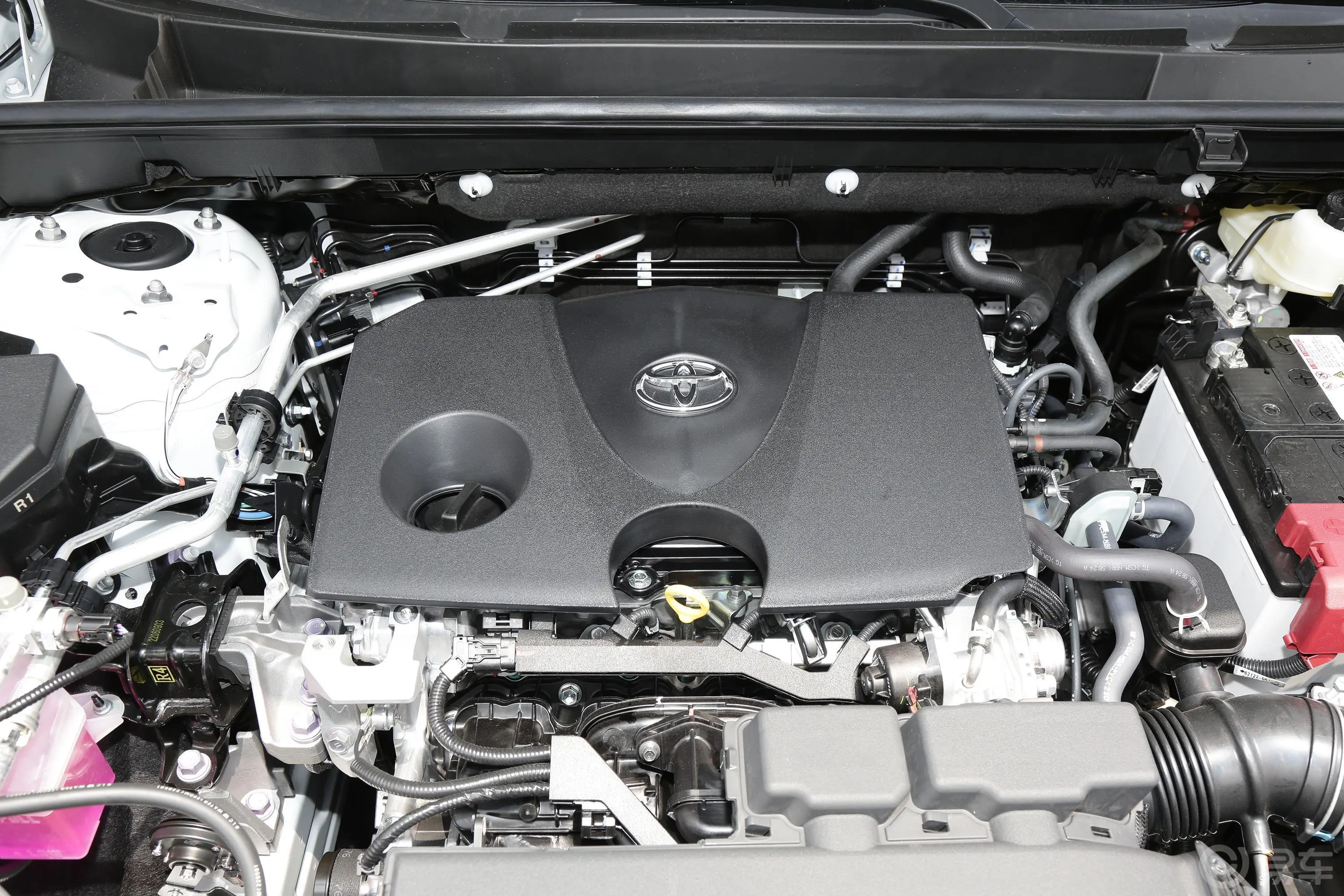 RAV4荣放2.0L CVT四驱尊贵版发动机特写