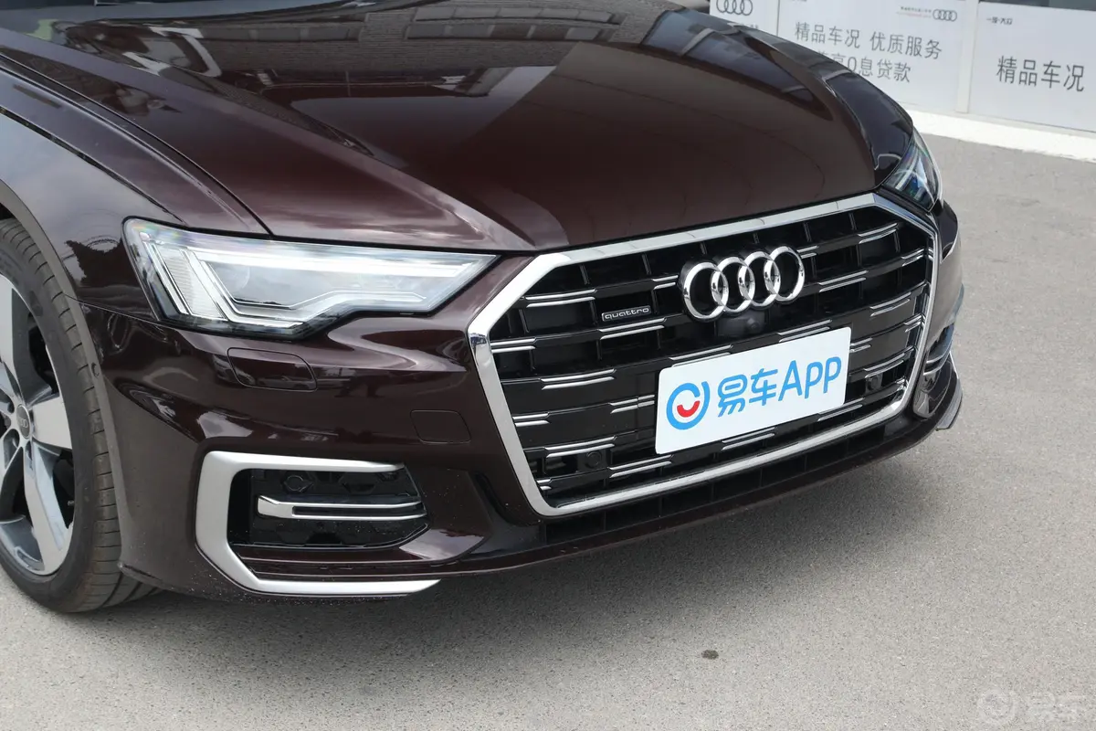 奥迪A6L45 TFSI quattro 臻选动感型前格栅侧俯拍