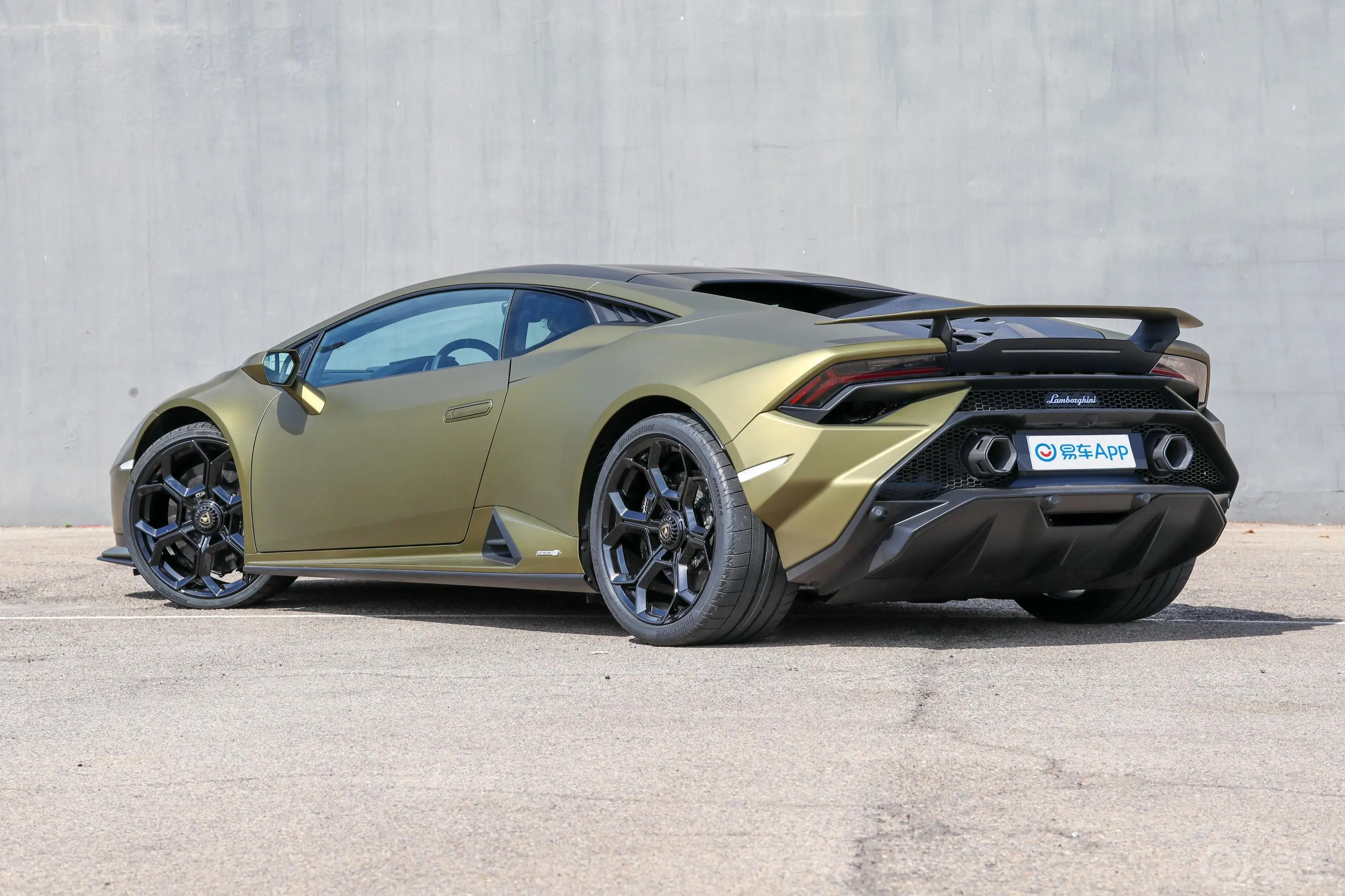 Huracán5.2L Tecnica侧后45度车头向左水平