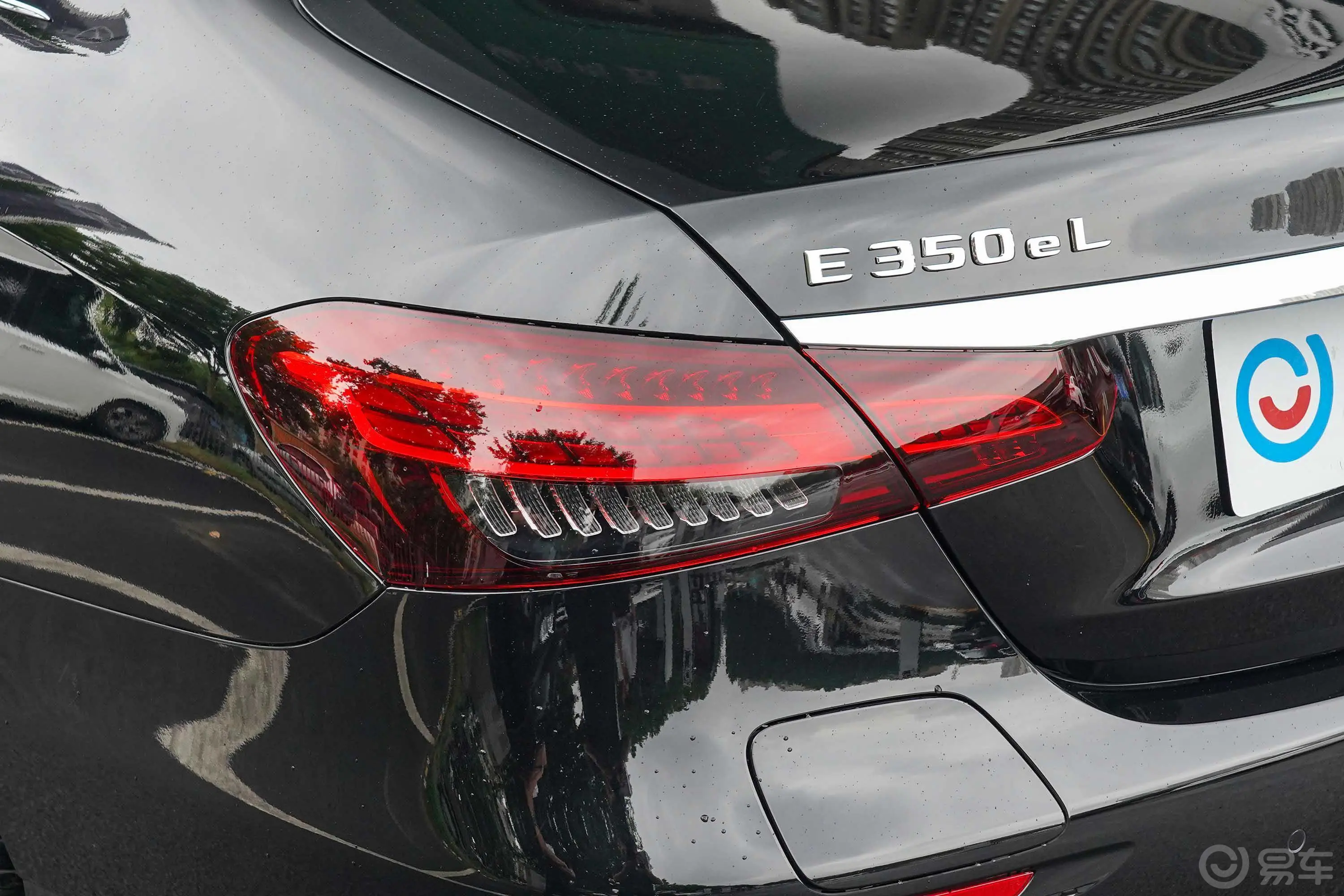 奔驰E级 插电混动改款三 E 350 e L 插电式混合动力轿车尾灯侧45度俯拍