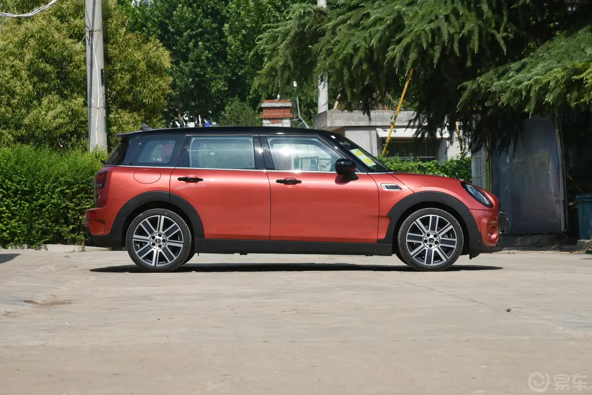 MINI CLUBMAN2.0T COOPER S 鉴赏家正侧车头向右水平