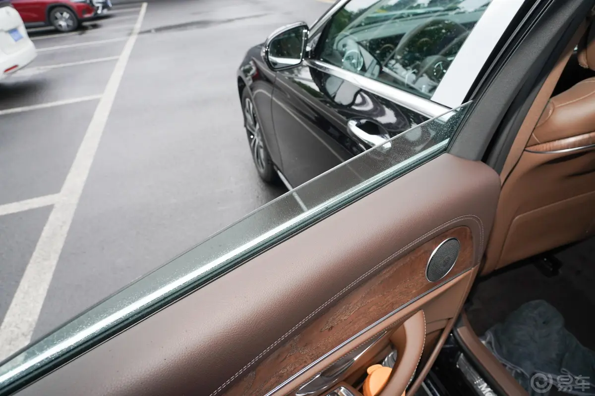 奔驰E级 插电混动改款三 E 350 e L 插电式混合动力轿车后排玻璃材质特写