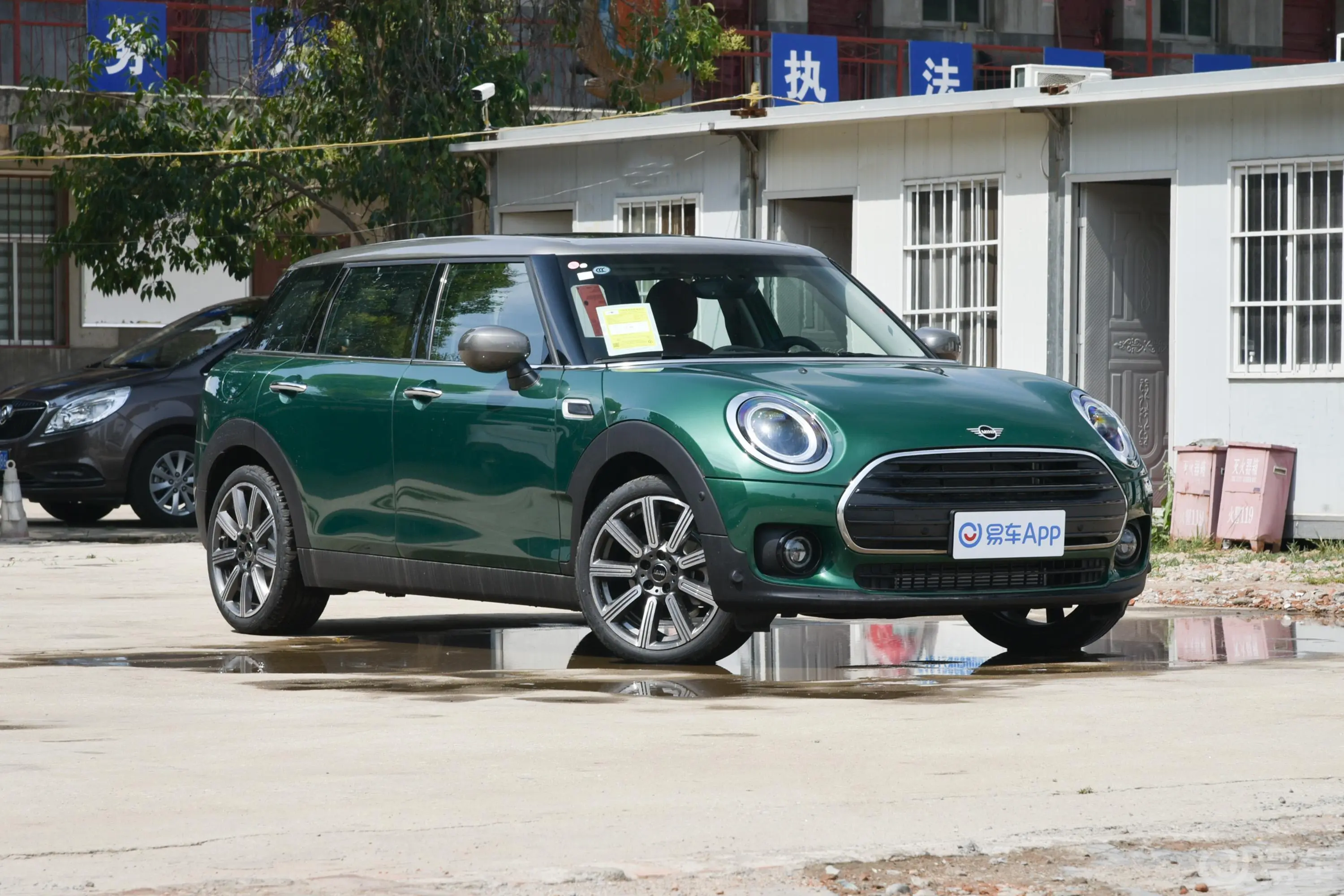 MINI CLUBMAN2.0T COOPER S 鉴赏家侧前45度车头向右水平