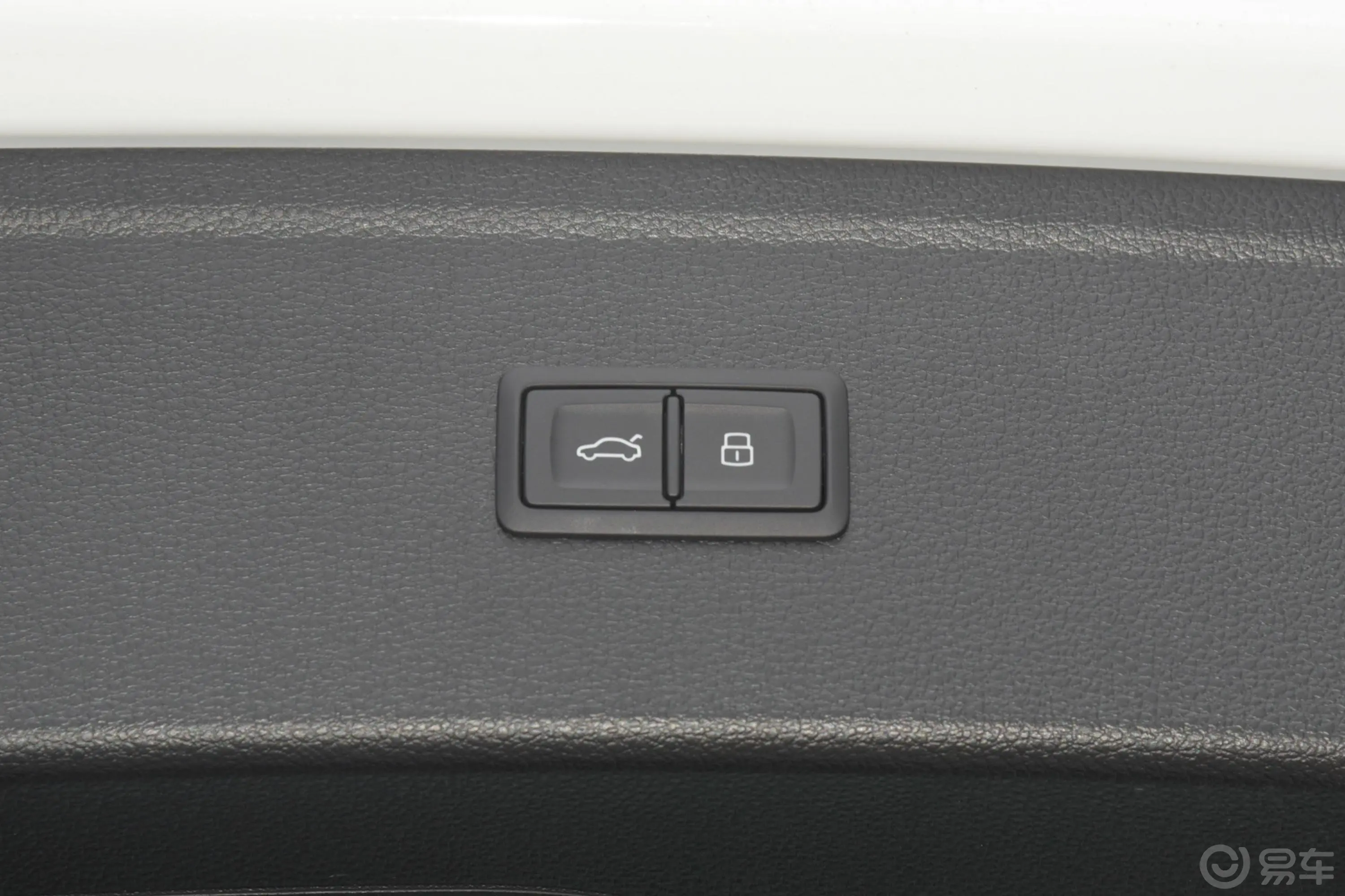 奥迪Q5L改款 40 TFSI 豪华致雅型电动尾门按键（手动扶手）