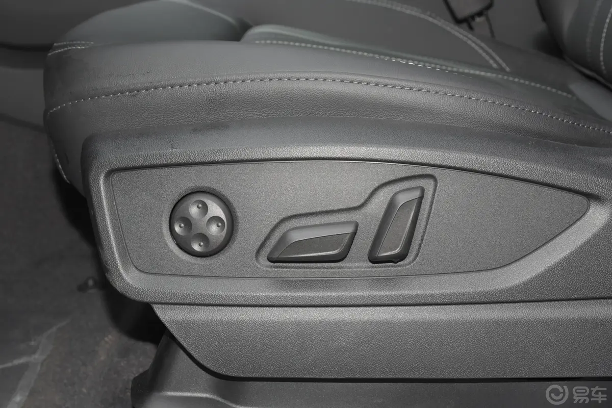 奥迪Q5L改款 40 TFSI 豪华致雅型主驾座椅调节