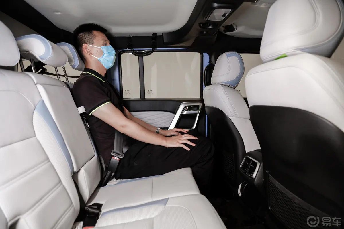 北京BJ40城市猎人版 2.0T 自动四驱至尊版 汽油后排空间体验