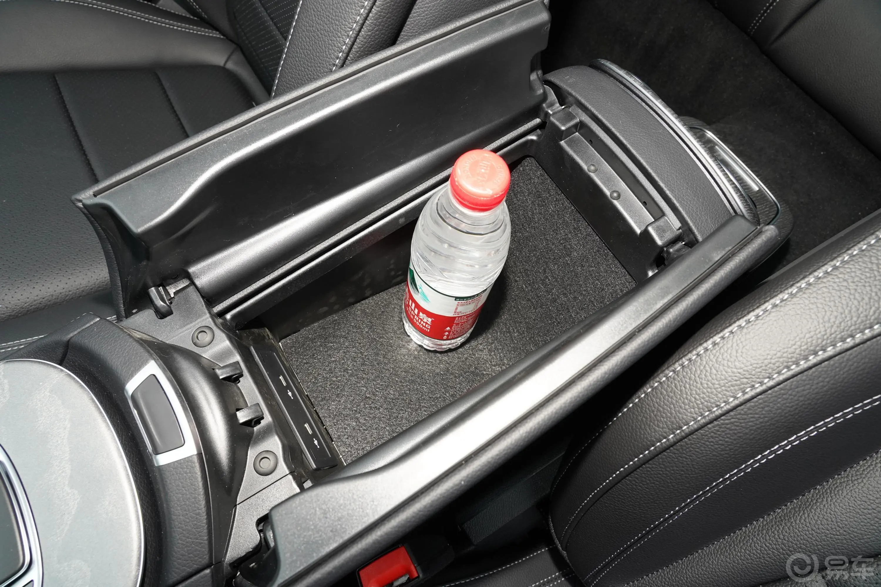 奔驰E级 插电混动改款三 E 350 e L 插电式混合动力运动轿车前排扶手箱储物格
