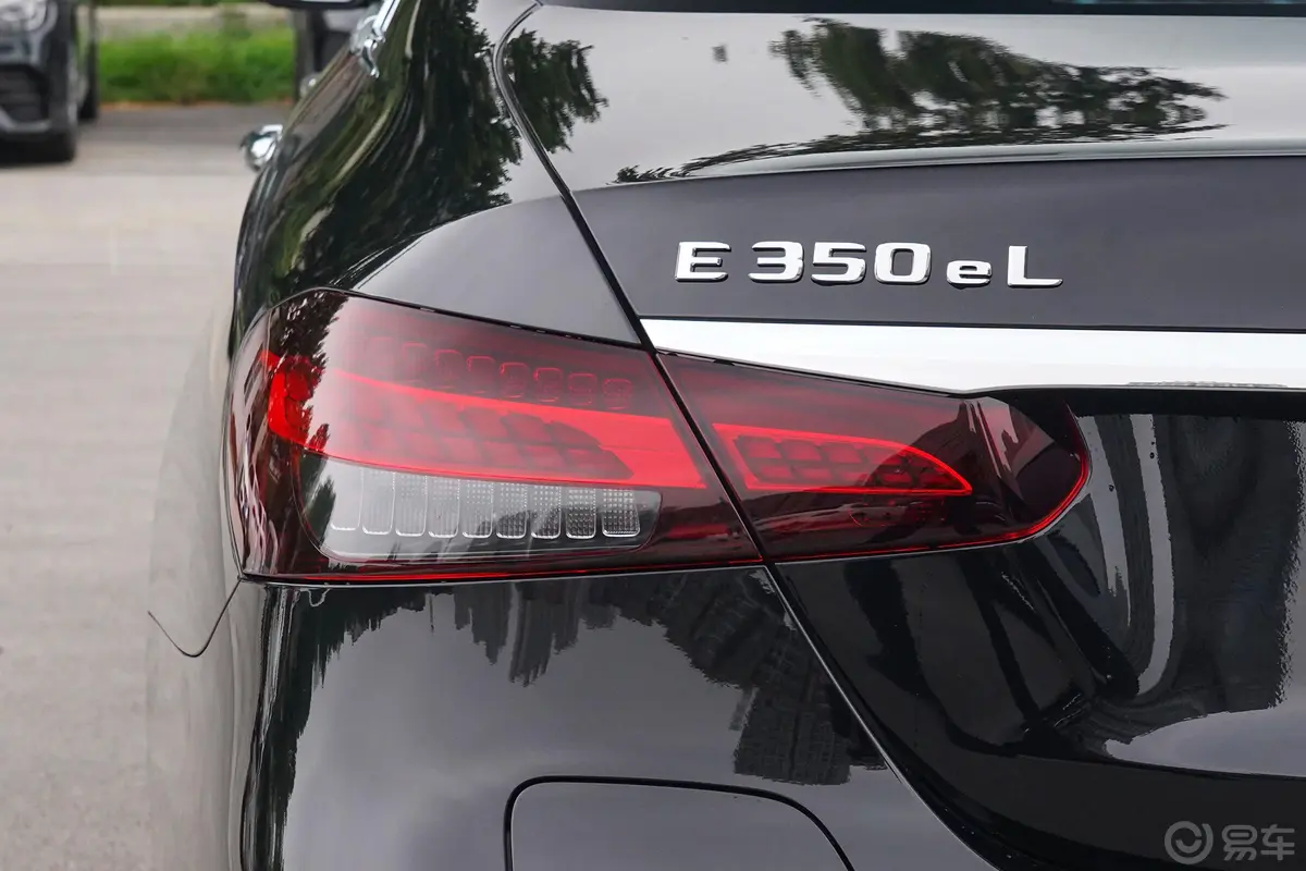 奔驰E级 插电混动改款三 E 350 e L 插电式混合动力运动轿车外观