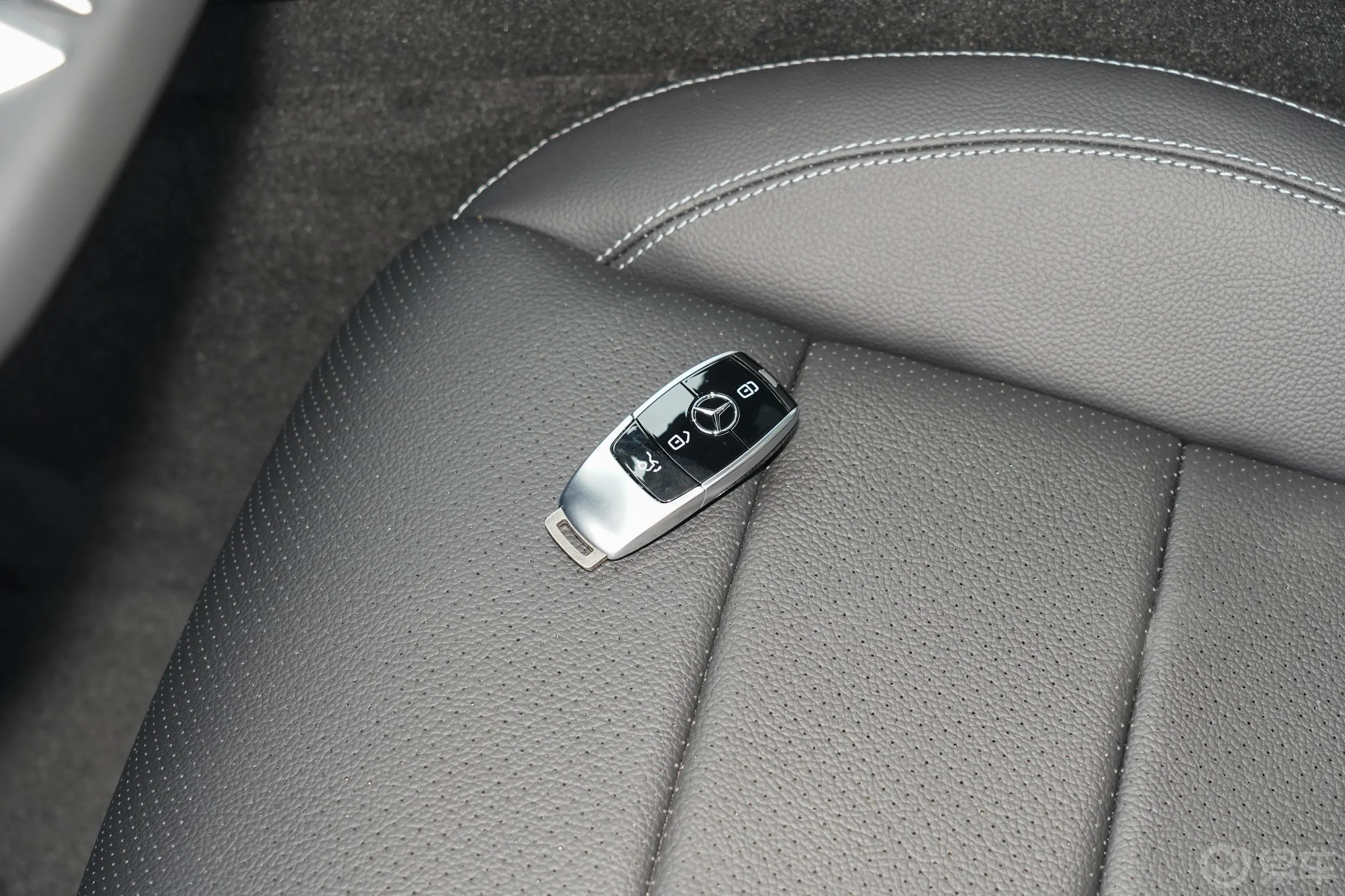 奔驰E级 插电混动改款三 E 350 e L 插电式混合动力运动轿车钥匙正面