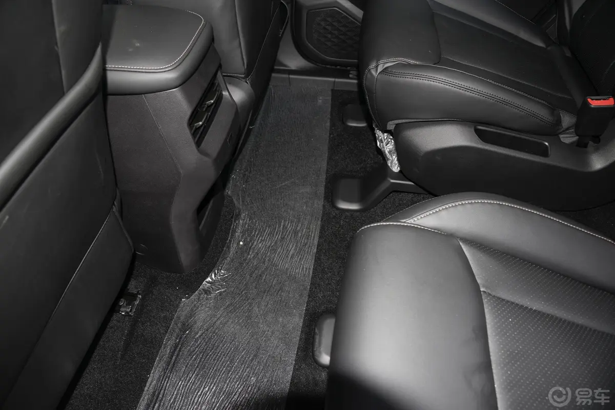 五菱佳辰1.5L 手动畅享舒适型后排地板中间位置