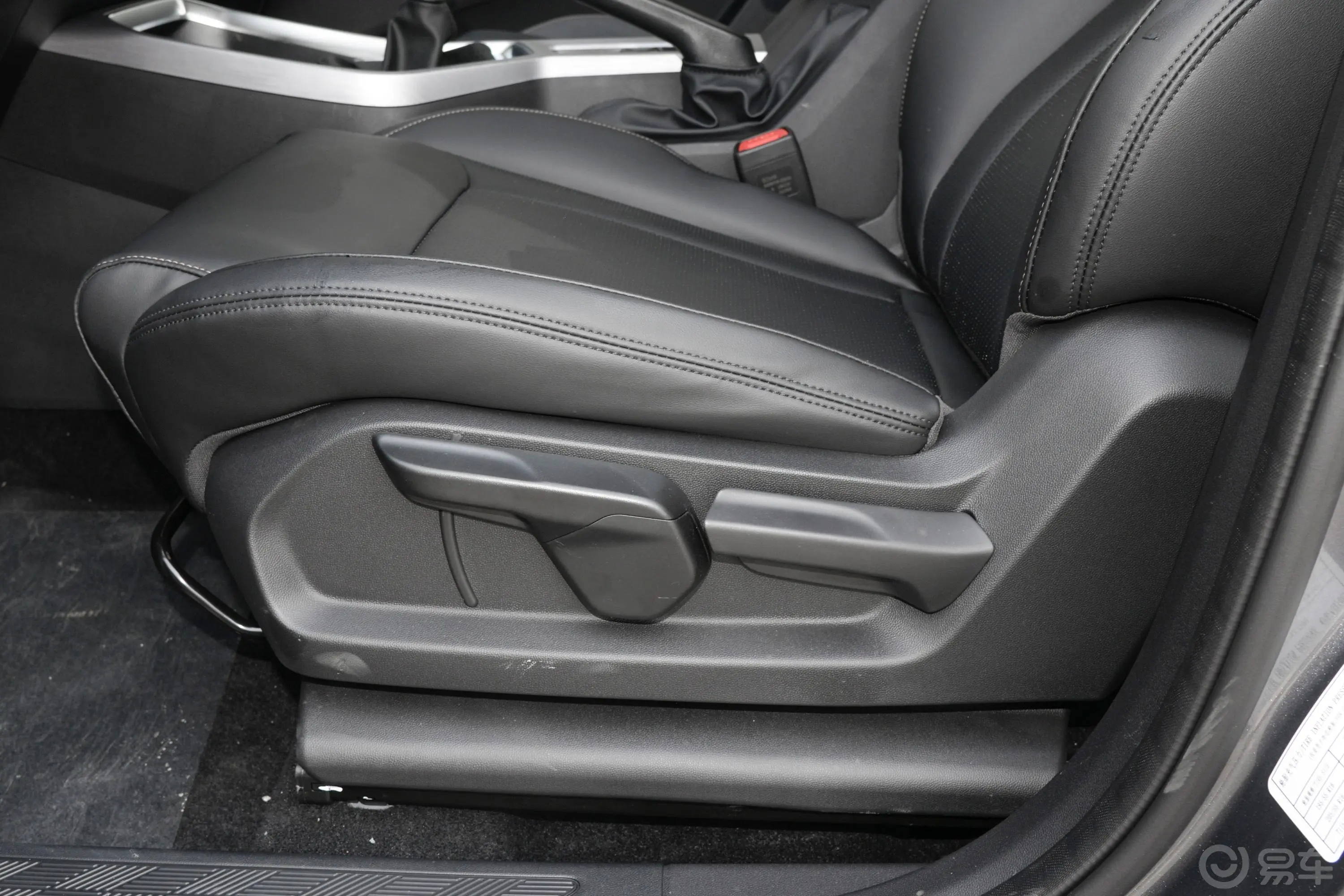 五菱佳辰1.5L 手动畅享舒适型主驾座椅调节