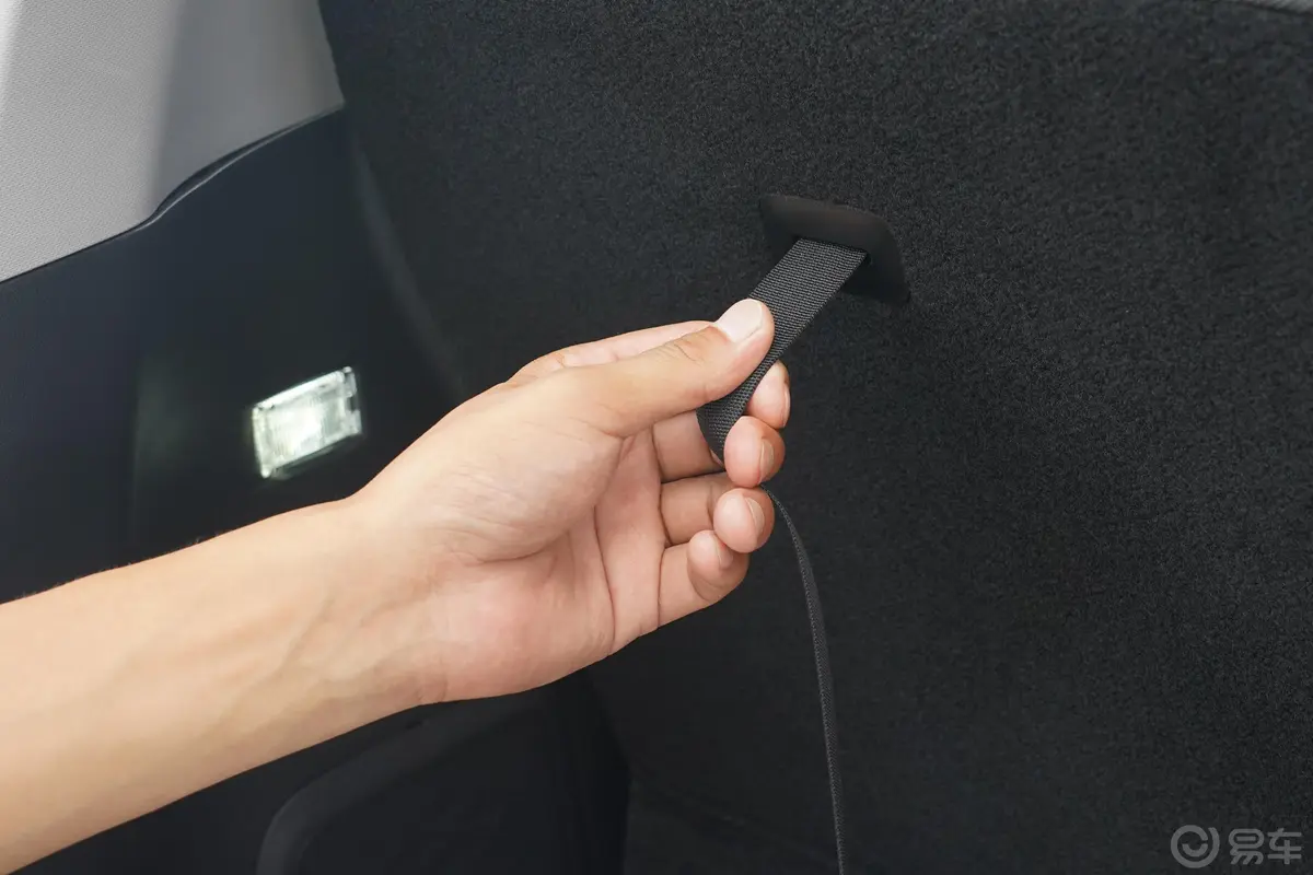 五菱佳辰1.5L 手动乐享精英型后备箱内座椅放倒按钮