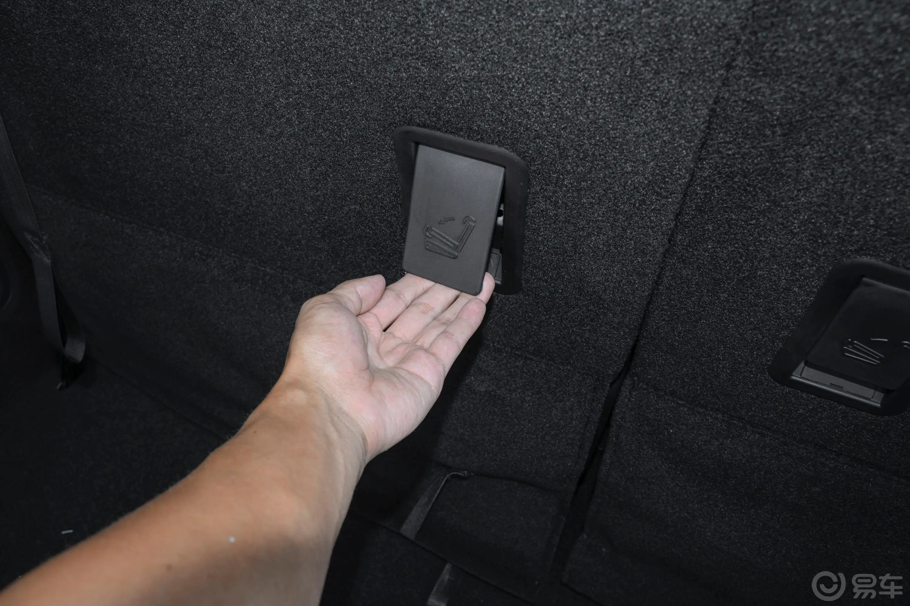 五菱佳辰1.5L 手动畅享舒适型后备箱内座椅放倒按钮