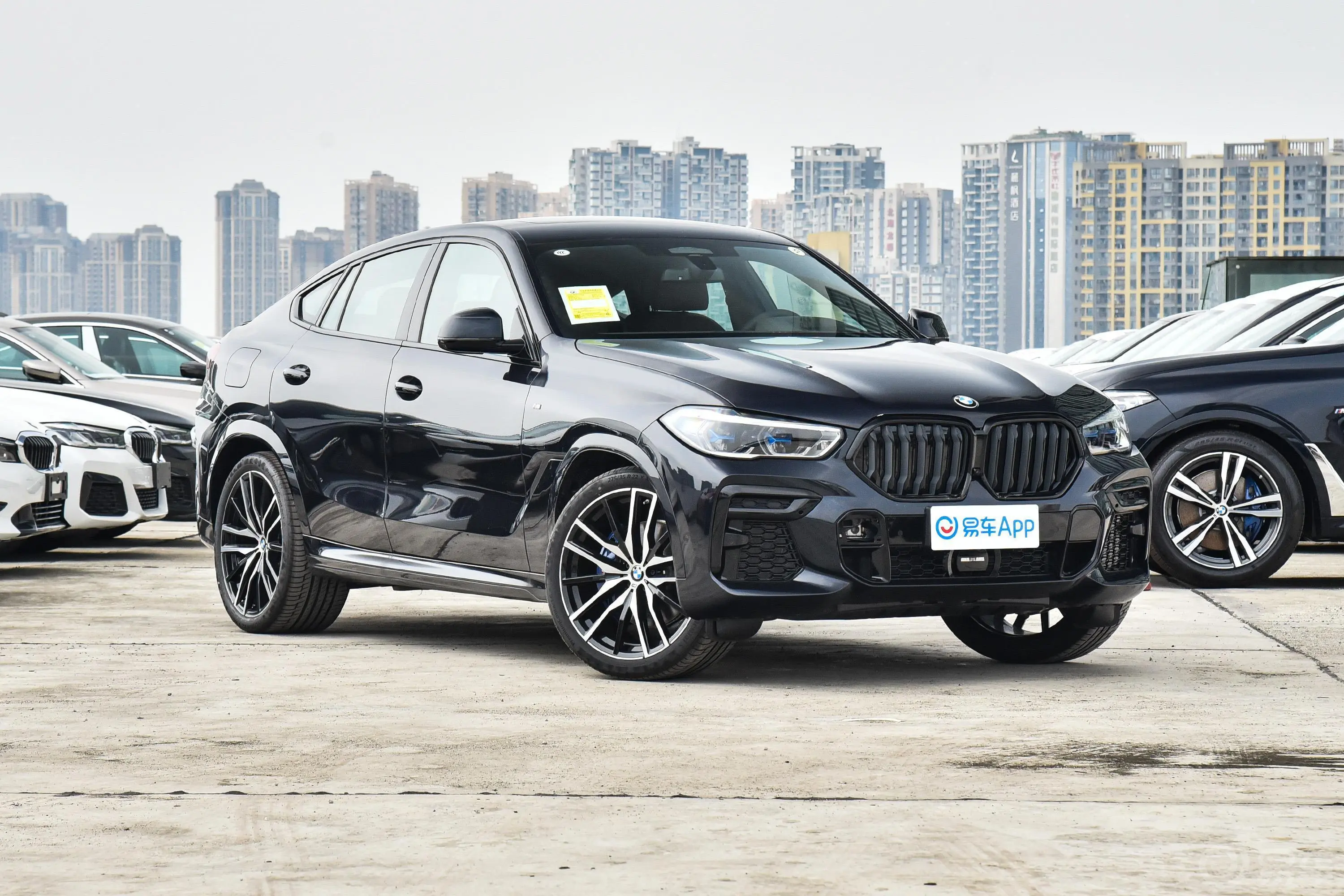 宝马X6改款二 xDrive40i 尊享型 M运动套装侧前45度车头向右水平