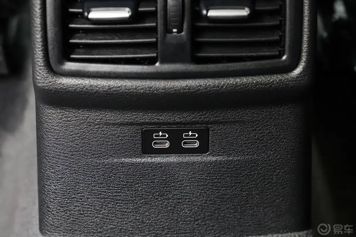 宝马X1改款 xDrive25Li 尊享型后排充电口