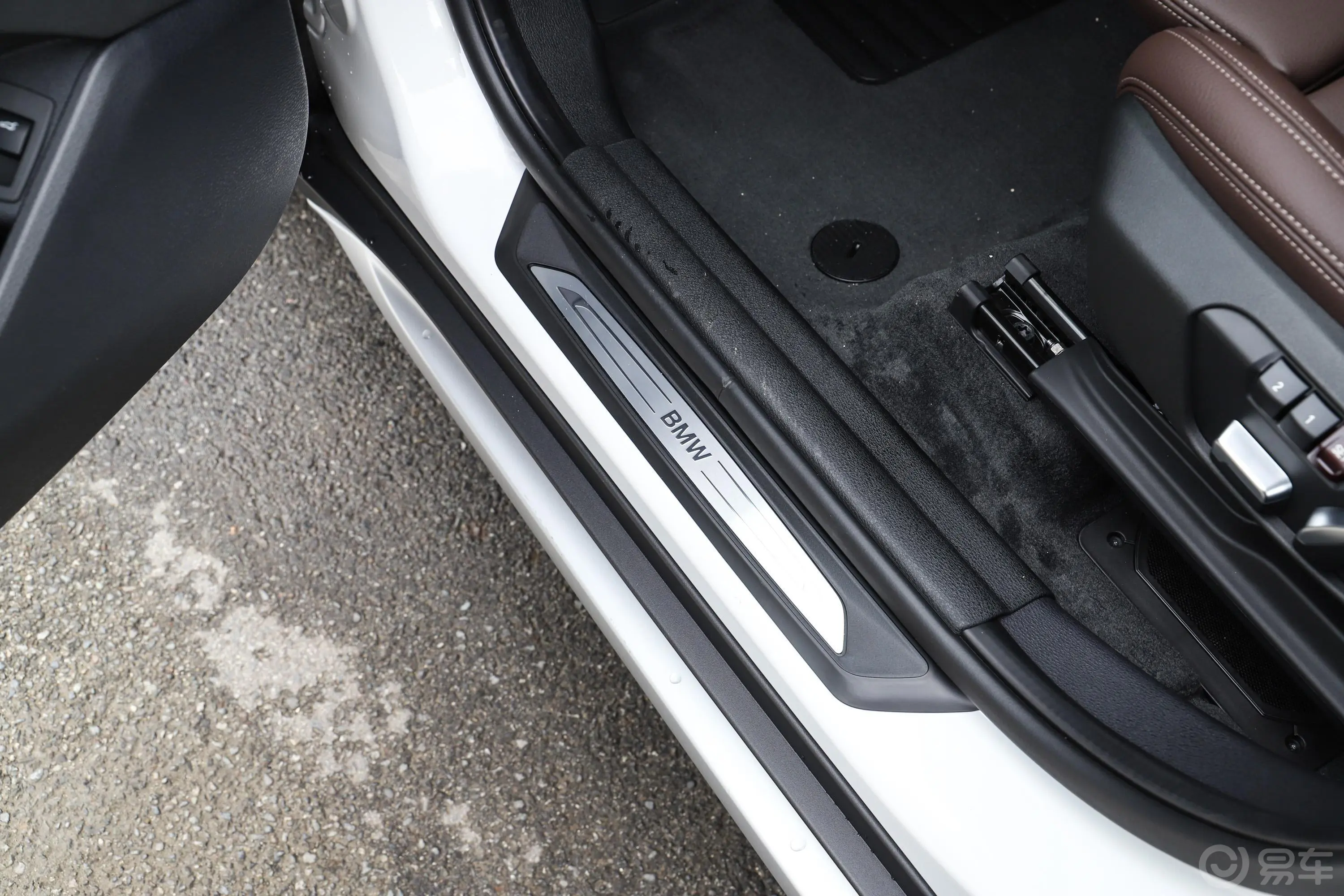 宝马X1改款 xDrive25Li 尊享型前排迎宾踏板