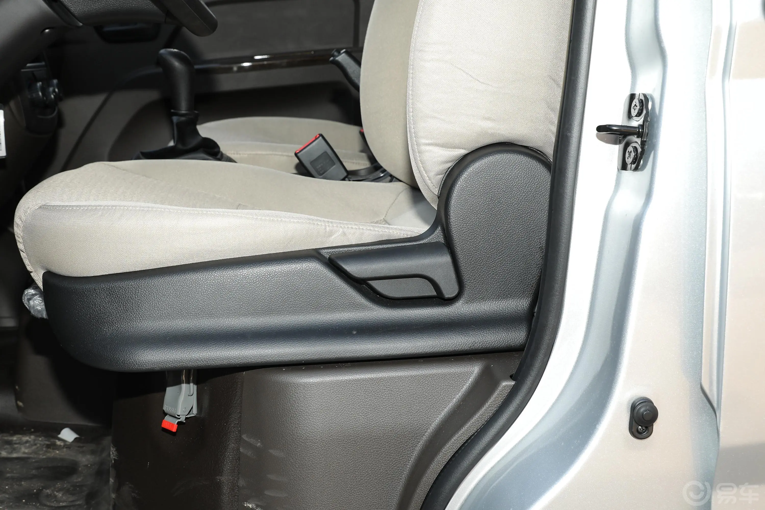 五菱荣光S1.2L 标准型助力版 5座主驾座椅调节