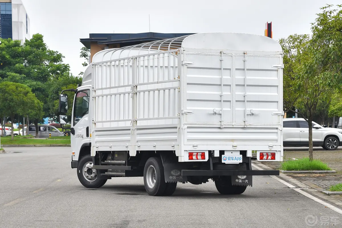 乘龙L2L2 五十铃2.8L 116马力 3360轴距 4X2单排仓栅式载货车 国Ⅴ侧后45度车头向左水平