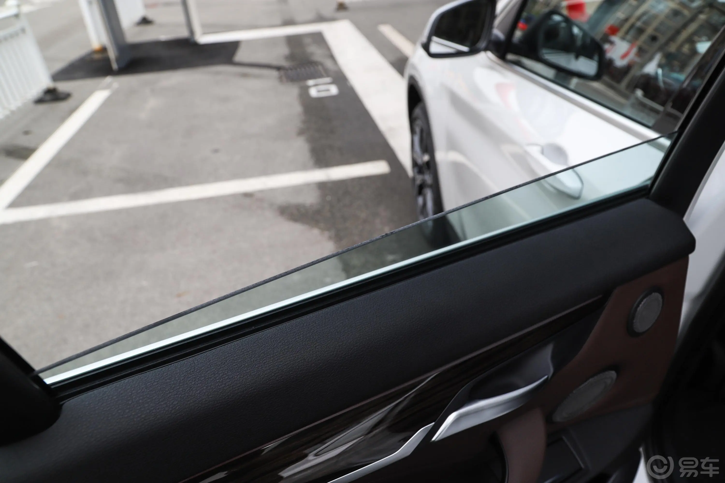 宝马X1改款 xDrive25Li 尊享型后排玻璃材质特写