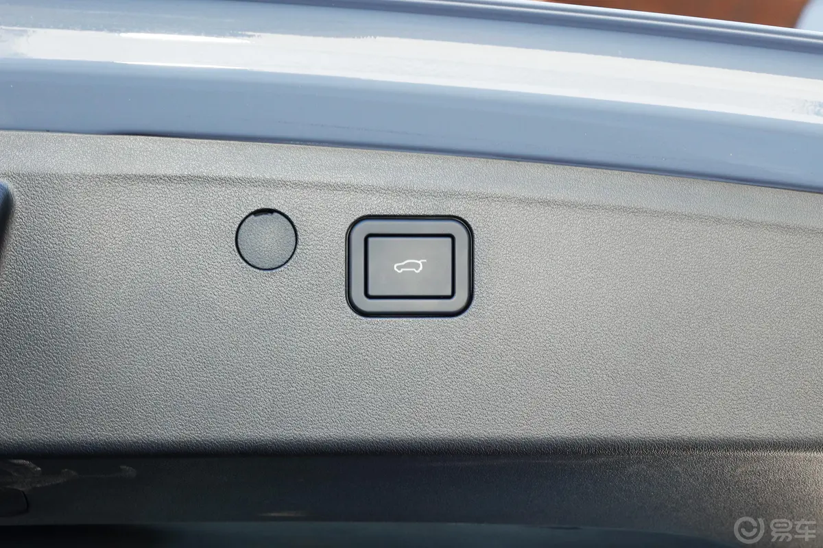 拿铁PHEV1.5T 184km 两驱超大杯电动尾门按键(手动扶手)
