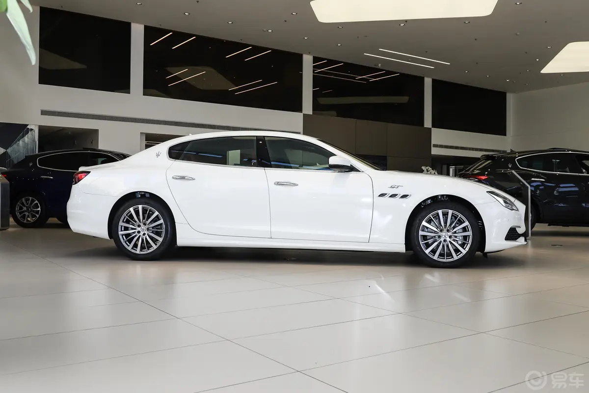 Quattroporte3.0T GT正侧车头向右水平