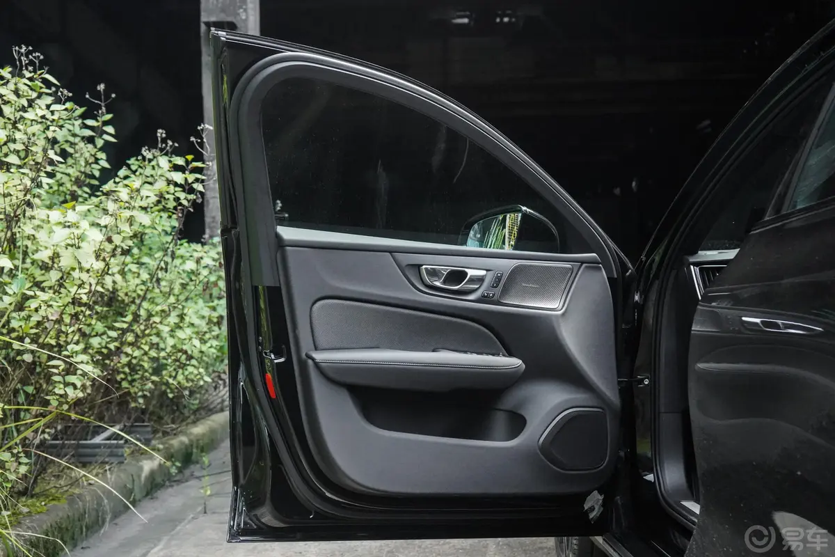 沃尔沃S60新能源T8 四驱智雅极夜黑版驾驶员侧前车门