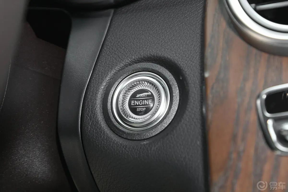 奔驰GLC改款 GLC 300 L 4MATIC 动感型臻藏版钥匙孔或一键启动按键