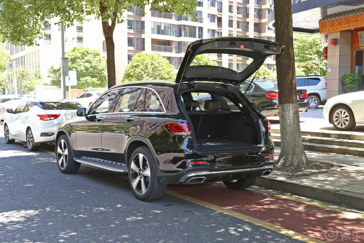 奔驰GLC改款三 GLC 300 L 4MATIC 豪华型后备厢开启45度侧拍