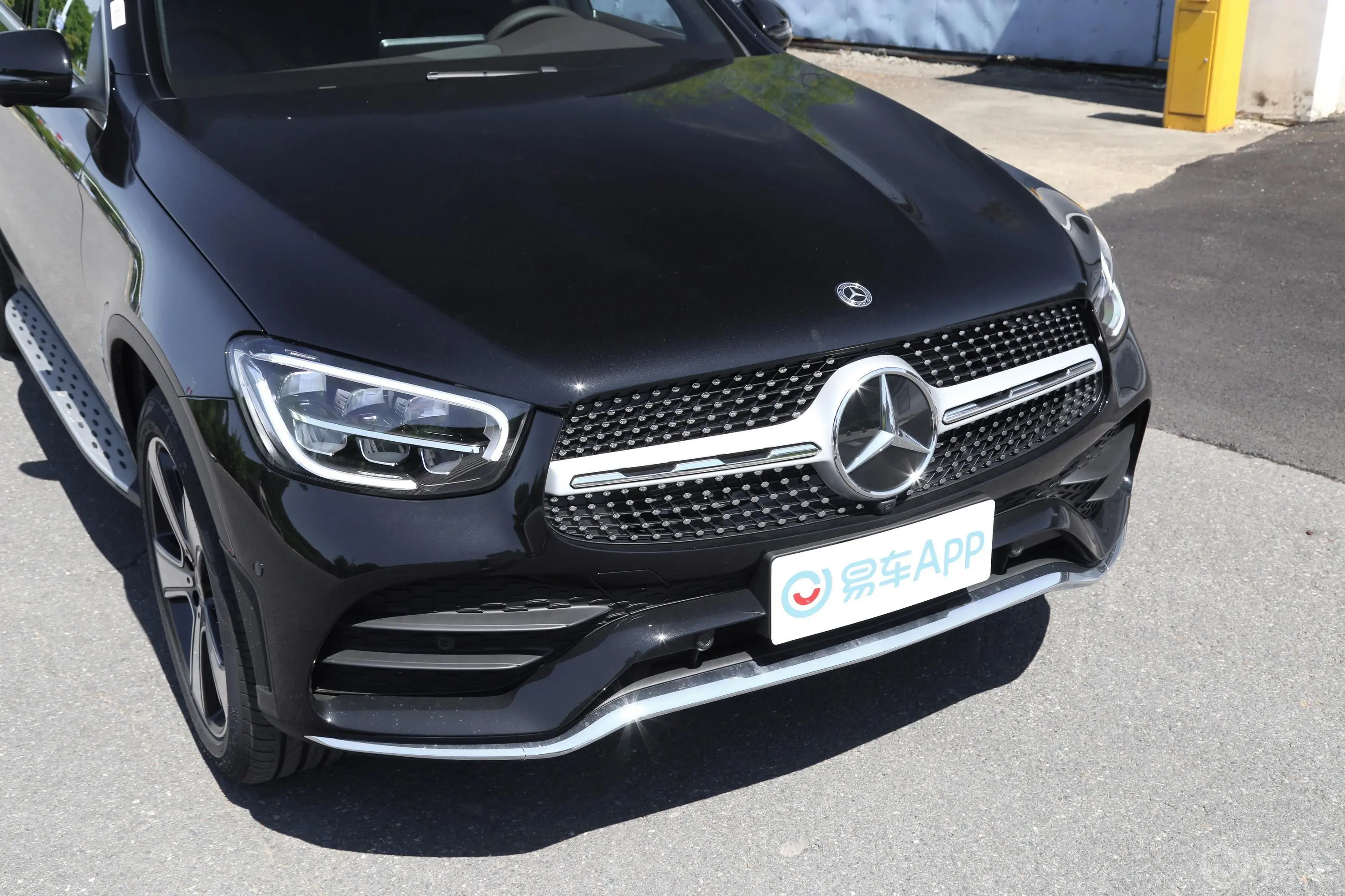 奔驰GLC改款三 GLC 300 L 4MATIC 豪华型前格栅侧俯拍