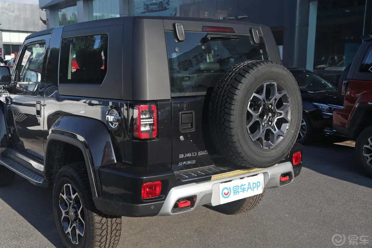 北京越野BJ40致敬2020版 2.0T 自动四驱尊享型车尾特写