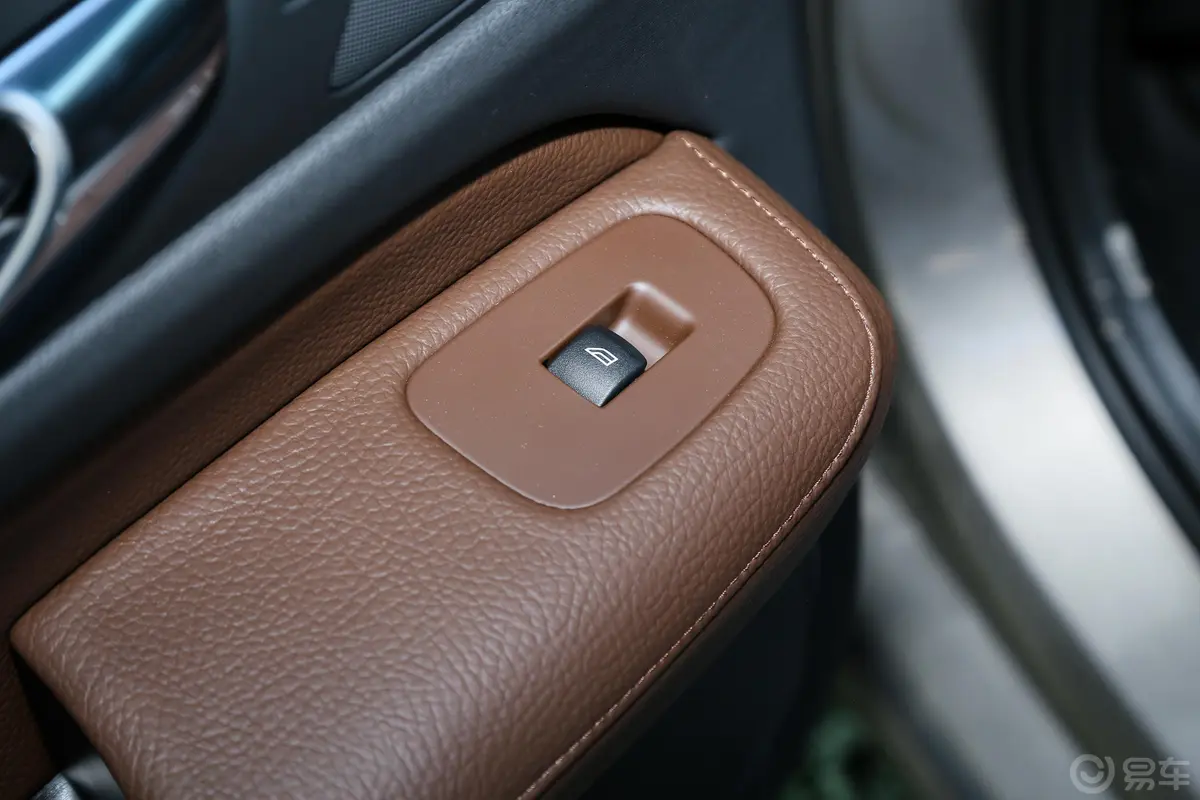 沃尔沃S60新能源改款 T8 四驱智逸豪华版后车窗调节
