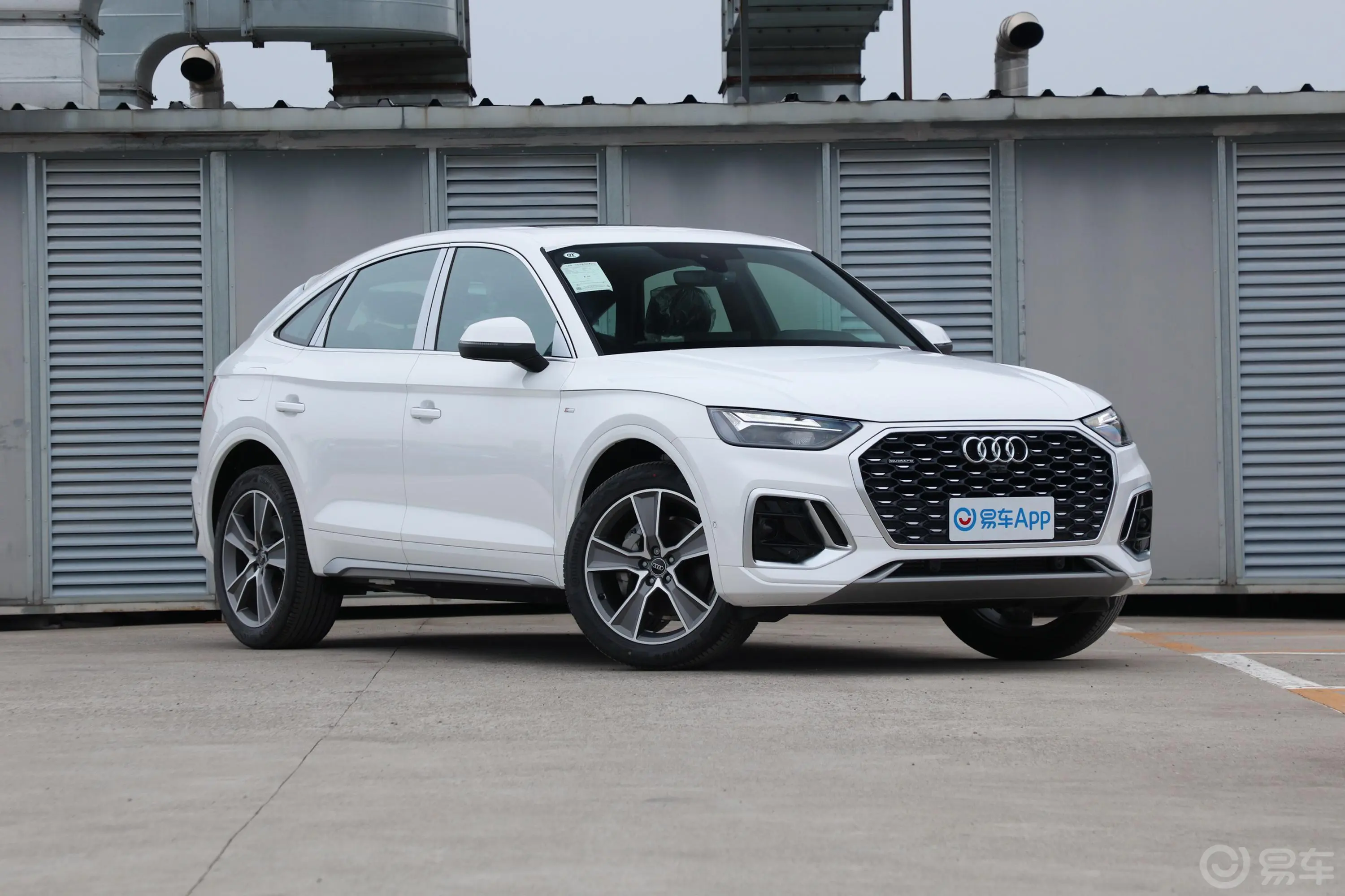 奥迪Q5L Sportback40 TFSI 豪华型侧前45度车头向右水平