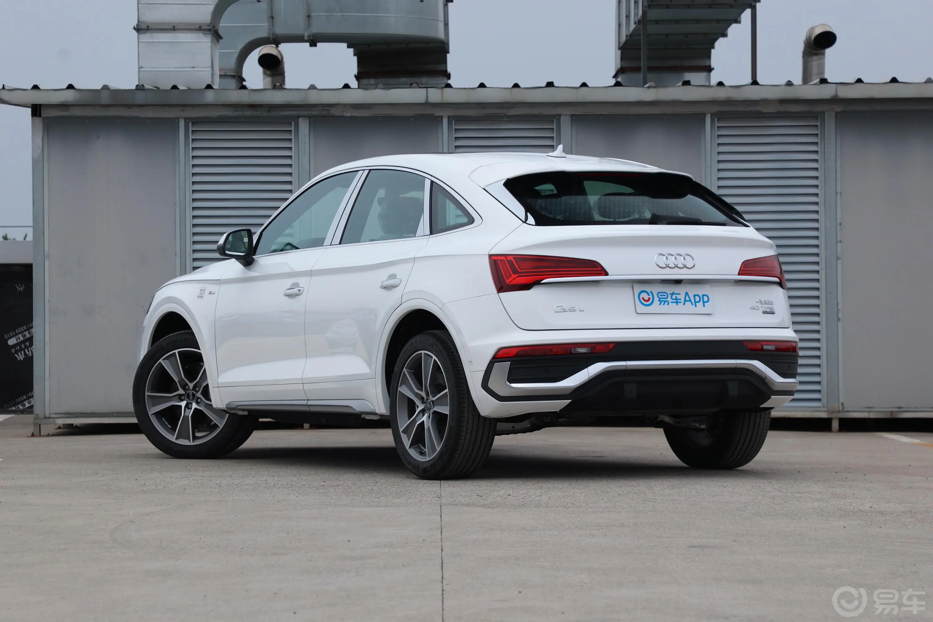 奥迪Q5L Sportback40 TFSI 豪华型侧后45度车头向左水平