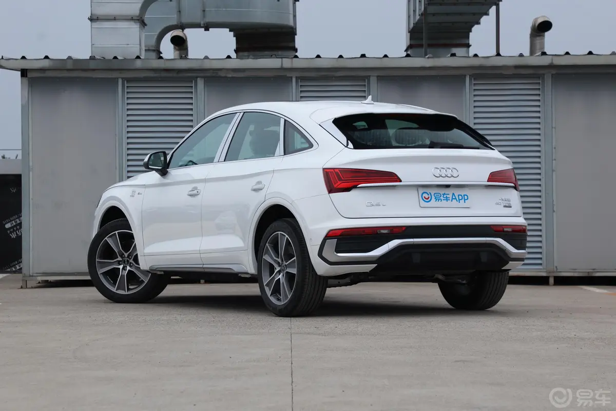 奥迪Q5L Sportback40 TFSI 豪华型侧后45度车头向左水平