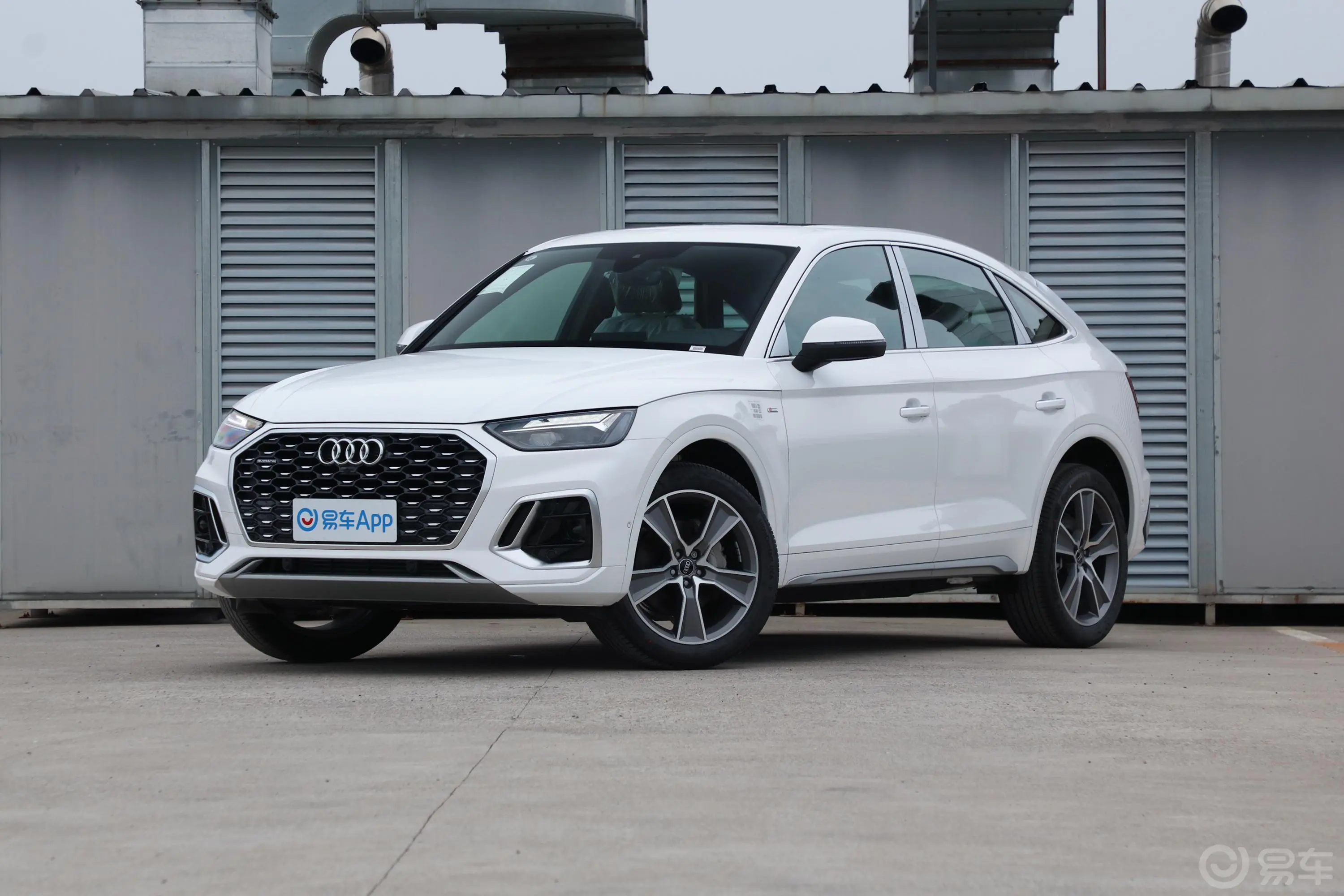 奥迪Q5L Sportback40 TFSI 豪华型侧前45度车头向左水平